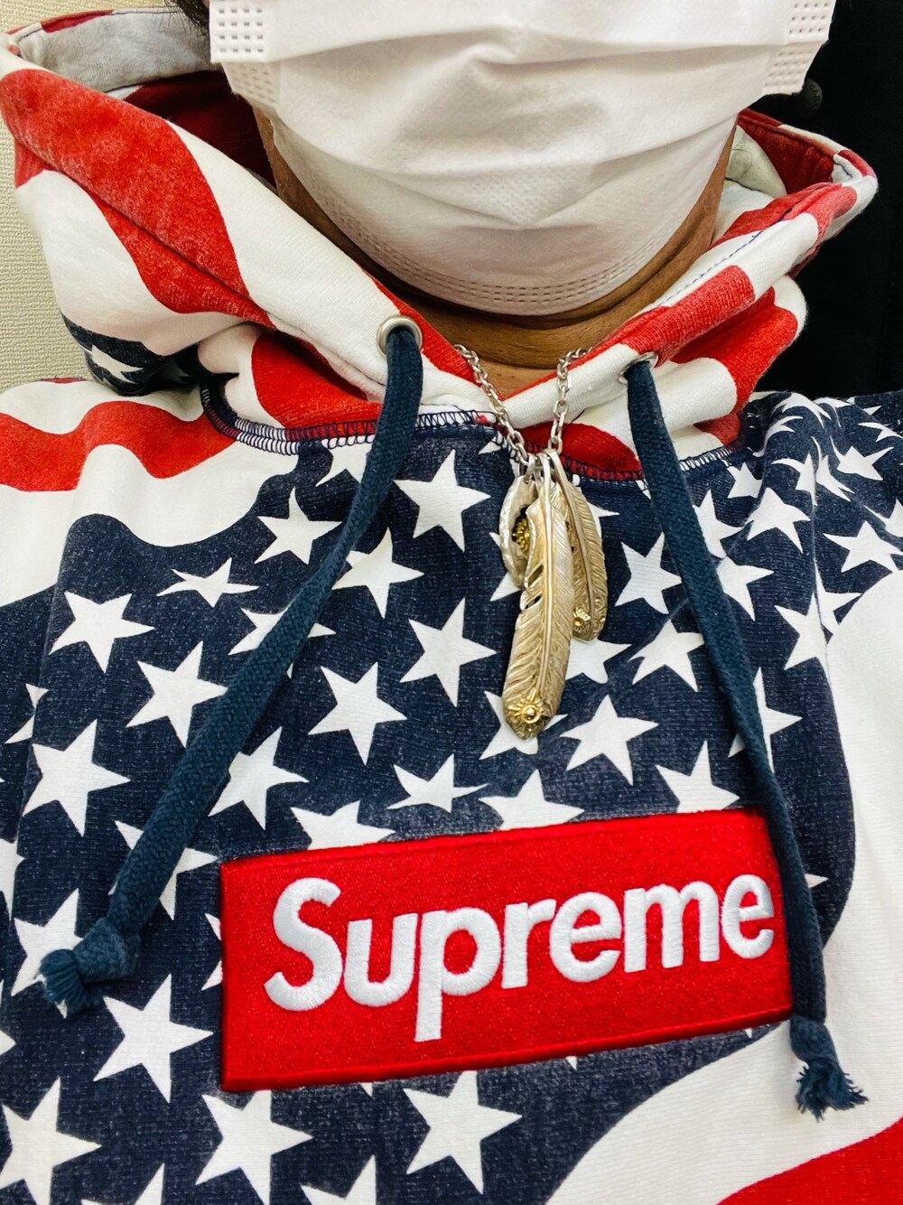 「supreme、supremeboxlogo、arizonafreedom、シュプリーム、シュプリームボックスロゴ、フェザー、アメリカンフラッグ、星条旗、今日のコーデ、お洒落さんとつながりたい」｜「ARIZONA FREEDOMのアイテム（ネックレス、シルバー系）」を使った、怠惰ですけれども®︎さん（メンズ・170cm）の秋コーディネートの1枚目の写真