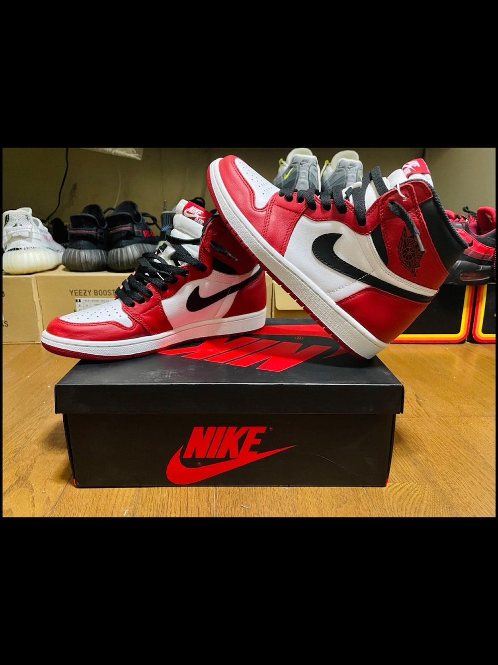 レッド系のスニーカーを着用したメンズの冬コーディネートの1枚目の写真