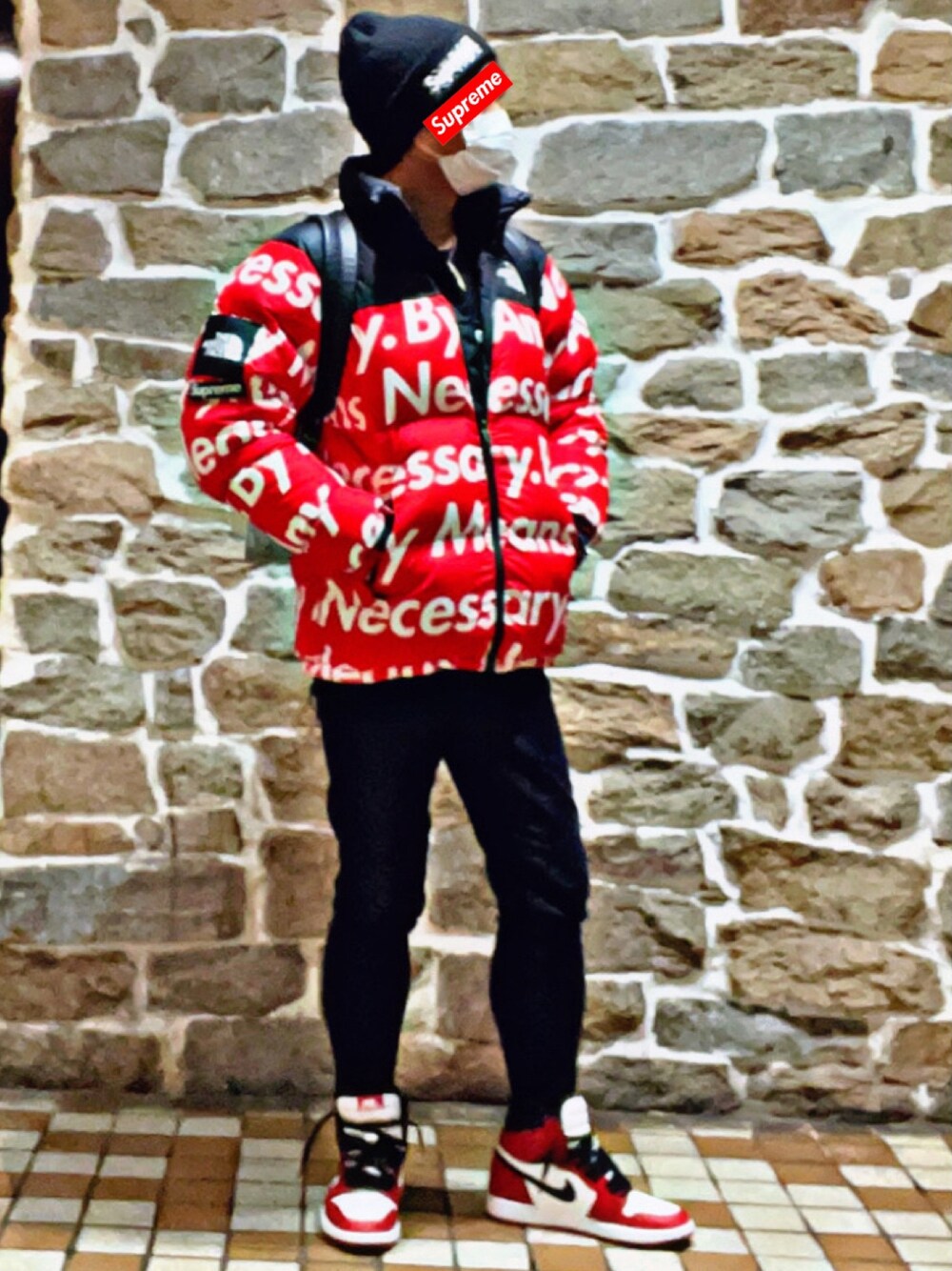 レッド系のダウンジャケット/コート、レッド系のダウンジャケット/コート、ブラック系のデニムパンツを着用したメンズの冬コーディネートの1枚目の写真