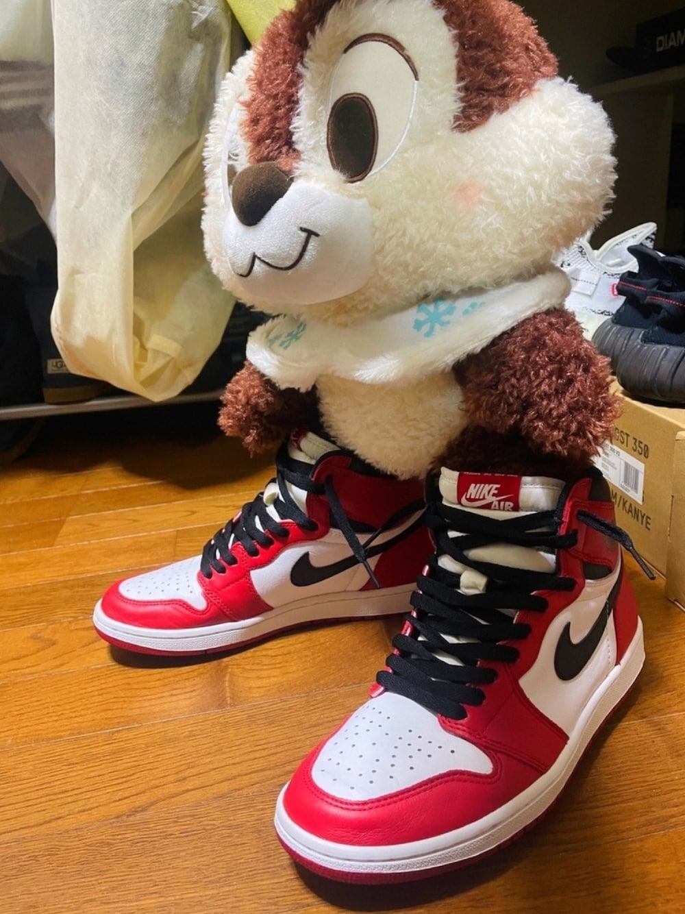 「ぬいぐるみ、NIKE、エアジョーダン1、aj1、aj1chicago、air jordan 1 chicago、スニーカー、aj1retrohighogchicago、今日のコーデ、お洒落さんとつながりたい」｜「NIKEのアイテム（スニーカー、レッド系）」を使った、怠惰ですけれども®︎さん（メンズ・170cm）の冬コーディネートの1枚目の写真