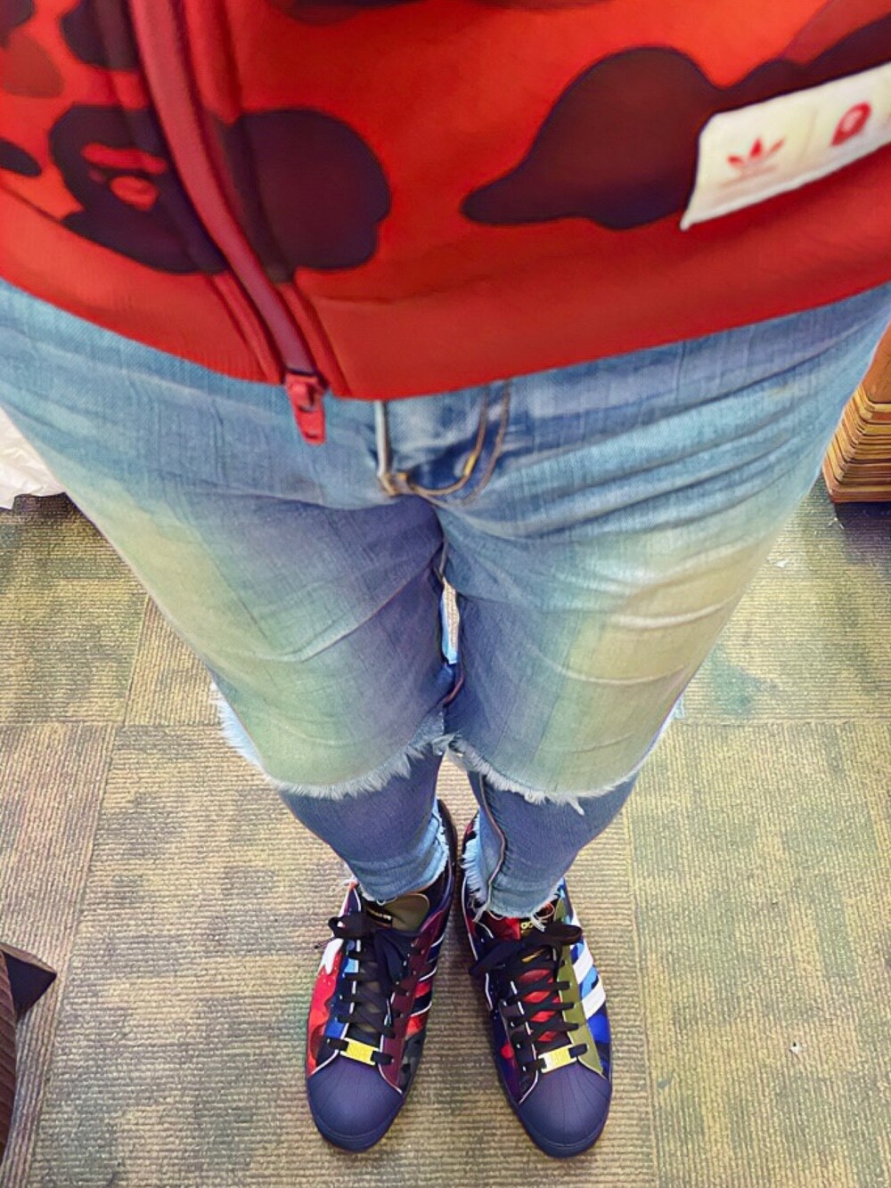 「adidas、adidas originals、Bape、A BATHING APE、kicks、スニーカー、カモ柄、トラックジャケット、今日のコーデ、お洒落さんとつながりたい」｜「adidas Originalsのアイテム（ジャージ、レッド系）」を使った、怠惰ですけれども®︎さん（メンズ・170cm）の春コーディネートの1枚目の写真