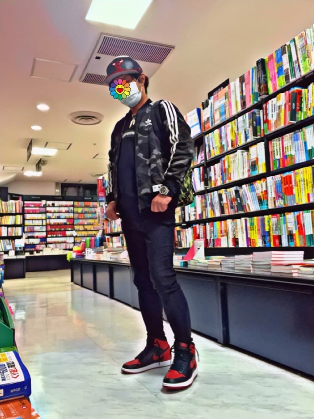 ブラック系のジャージ、ブラック系のジャージ、ブラック系のスニーカーを着用したメンズの春コーディネートの1枚目の写真