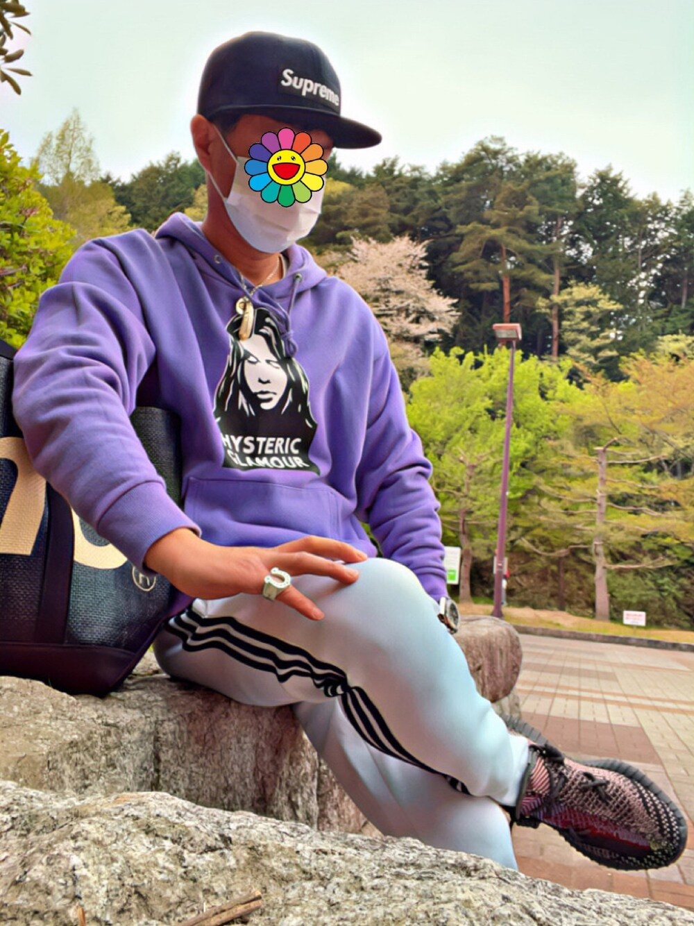 「supreme、シュプリーム、adidas originals、アディダスオリジナルス、yeezyboost350V2、xgirl、Hysteric Glamour、ヒステリックグラマー、今日のコーデ、お洒落さんとつながりたい」｜「NEW ERAのアイテム（キャップ、ブラック系）」を使った、怠惰ですけれども®︎さん（メンズ・170cm）の春コーディネートの1枚目の写真