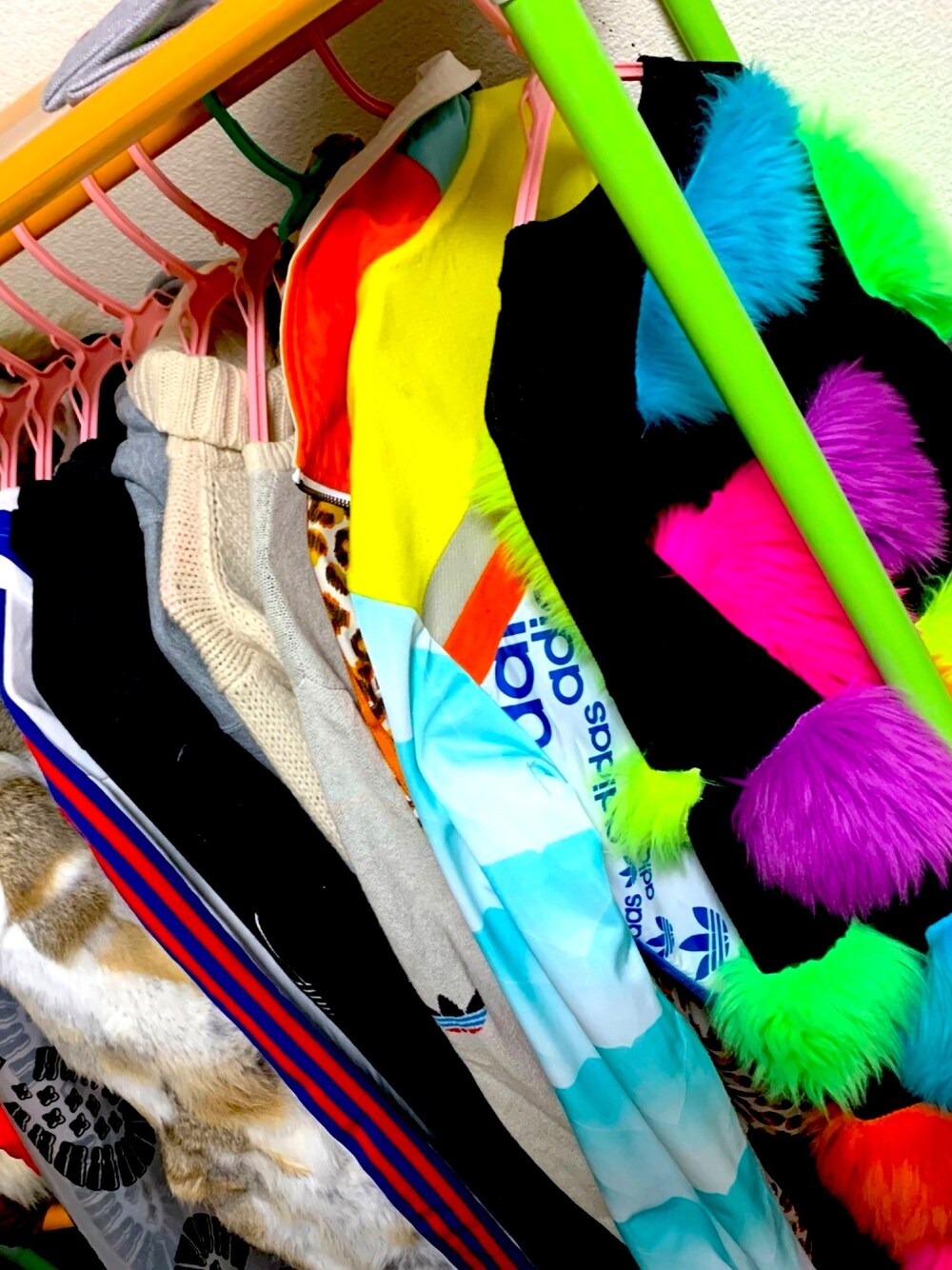 「adidas originals、adidas Originals by JEREMY SCOTT、服も勿論adidas originals💖、adidas originals好きなの人と繋がりたい💖、JEREMY SCOTT、鬼レア‼️ありまっせ😎、日本未発売、海外限定」｜「adidas Originals by JEREMY SCOTTのアイテム（ジャケット/アウター、その他）」を使った、カフェ俺♂☕️G組🌈さん（メンズ・170cm）の冬コーディネートの1枚目の写真
