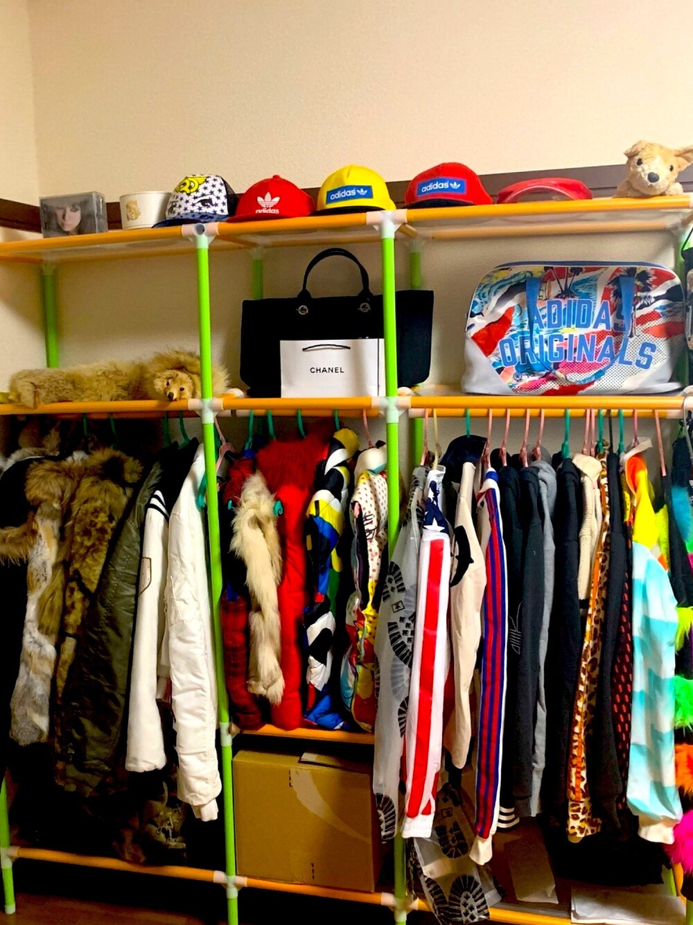 「adidas originals、adidas Originals by JEREMY SCOTT、chanel、Amazonで買ったラック、引越し完了、ほんの一部です」｜「adidas Originals by JEREMY SCOTTのアイテム（その他、その他）」を使った、カフェ俺♂☕️G組🌈さん（メンズ・170cm）の冬コーディネートの1枚目の写真