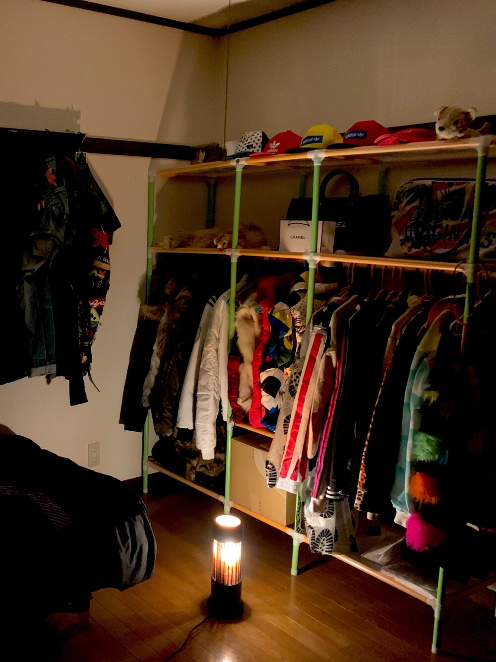 「夜の部屋、間接照明、adidas originals、adidas Originals by JEREMY SCOTT、chanel、日本未発売品多数💖、セレクトショップ風」｜「adidas Originals by JEREMY SCOTTのアイテム（その他、その他）」を使った、カフェ俺♂☕️G組🌈さん（メンズ・170cm）の冬コーディネートの1枚目の写真