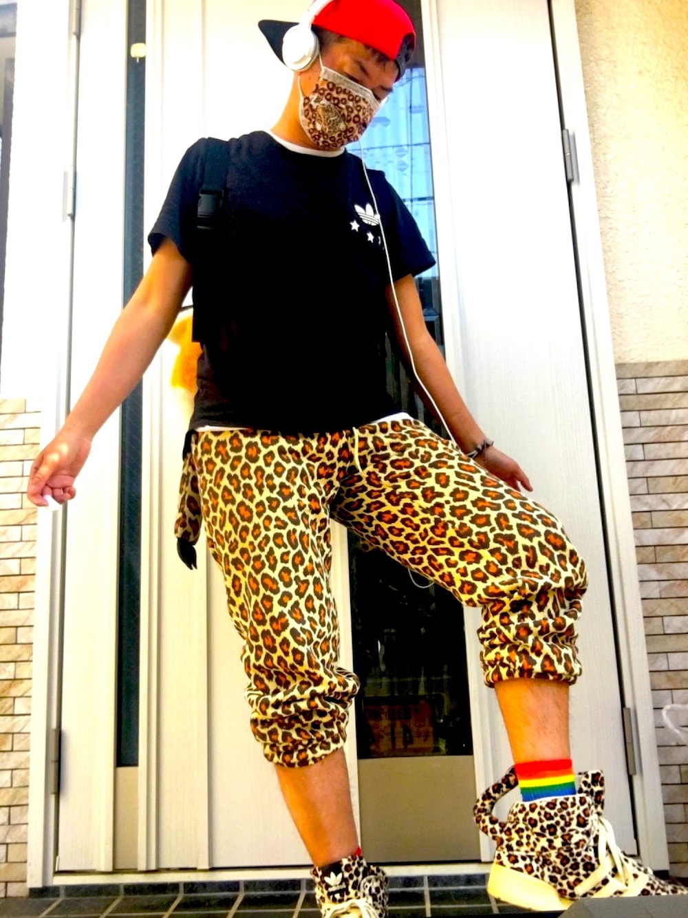 「adidas originals、JEREMY SCOTT、豹柄パンツ 、豹柄スニーカー」｜「JEREMY SCOTTのアイテム（パンツ、ブラウン系）」を使った、カフェ俺♂☕️G組🌈さん（メンズ・170cm）の冬コーディネートの1枚目の写真