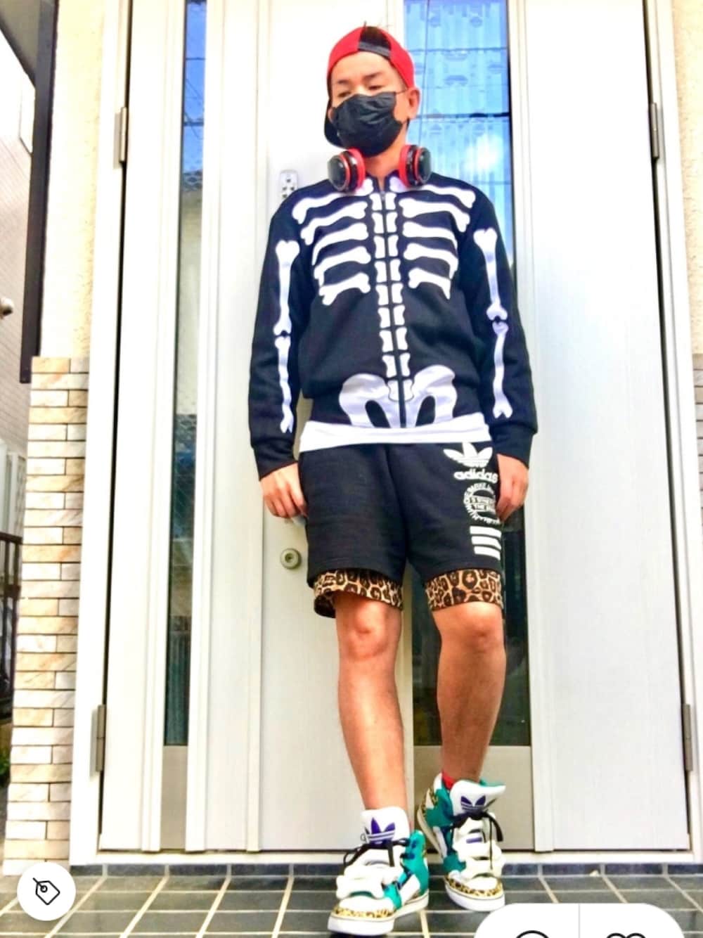 「adidas originals、adidas Originals by JEREMY SCOTT」｜「adidas Originals by JEREMY SCOTTのアイテム（ジャージ、ブラック系）」を使った、カフェ俺♂☕️G組🌈さん（メンズ・170cm）の冬コーディネートの1枚目の写真