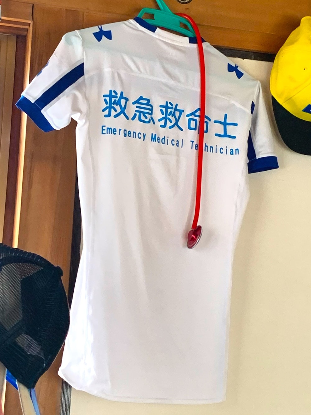 「アンダーアーマー、仕事着、オットマン」｜「UNDER ARMOURのアイテム（Tシャツ/カットソー、ホワイト系）」を使った、カフェ俺♂☕️G組🌈さん（メンズ・170cm）の冬コーディネートの1枚目の写真