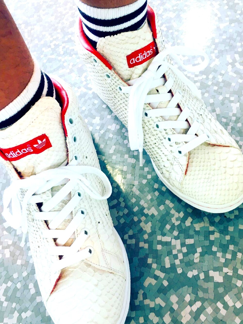 「鬼レア、世界25足限定スニーカー👟、ホワイトスネーク、本革、現在定価150万円まで高騰🔥」｜「adidas Originalsのアイテム（スニーカー、ホワイト系）」を使った、カフェ俺♂☕️G組🌈さん（メンズ・170cm）の冬コーディネートの1枚目の写真
