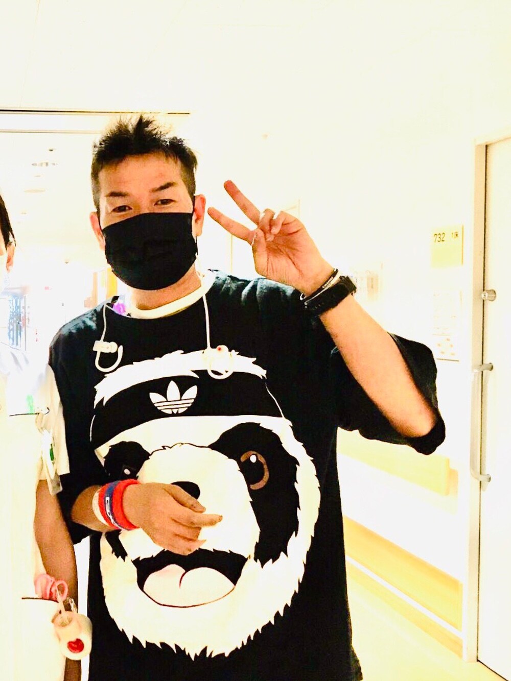 「adidas Originals by JEREMY SCOTT、入院生活、院内廊下で、記念撮影📸✨、BIG パンダ Tシャツ」｜「入院中もadidas💖のアイテム（Tシャツ/カットソー、ブラック系）」を使った、カフェ俺♂☕️G組🌈さん（メンズ・170cm）の冬コーディネートの1枚目の写真