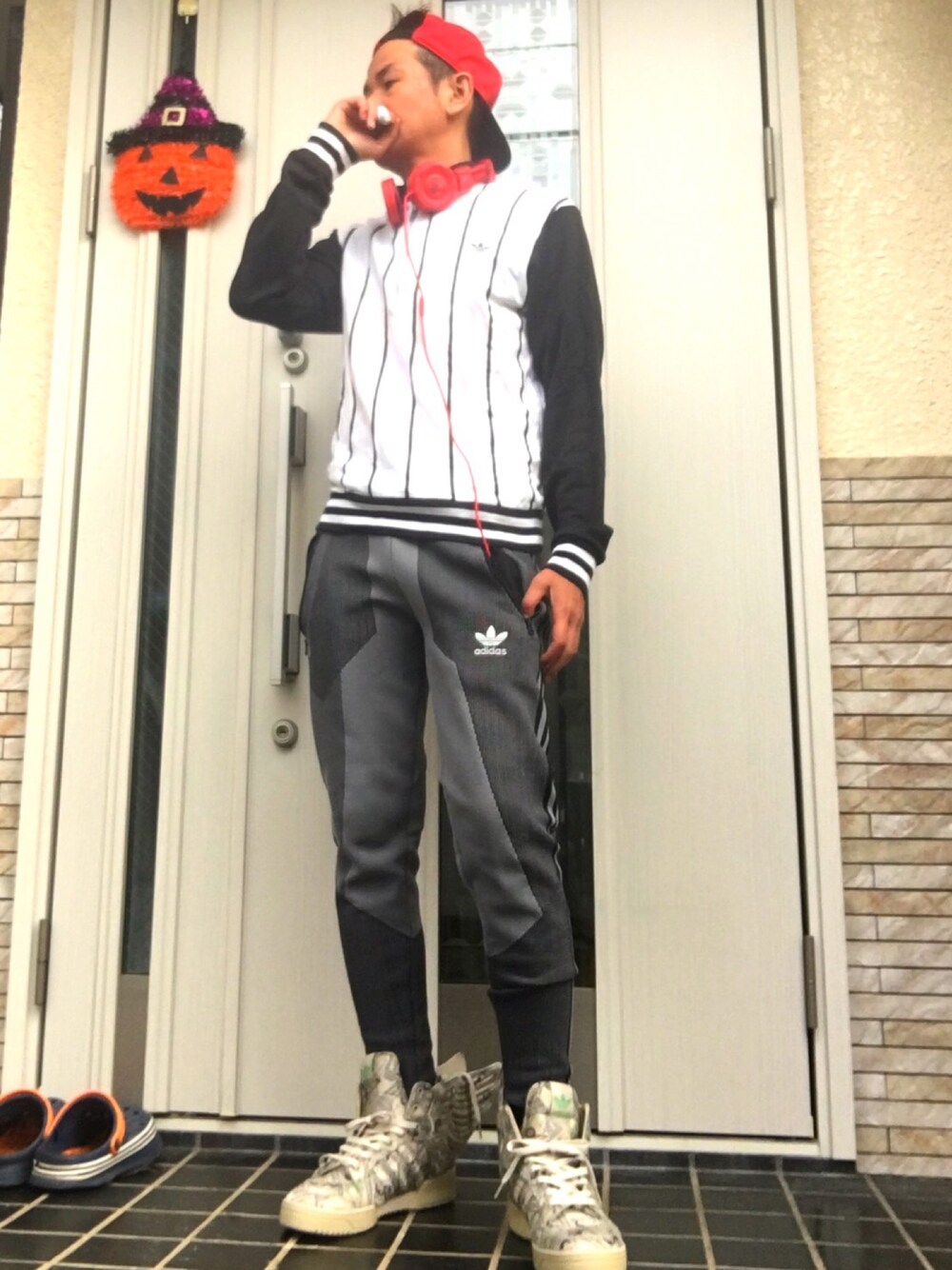 「英国限定⭐adidas originals、adidas originals、ハロウィン、全身adidasoriginals、adidas originals好きなの人と繋がりたい💖」｜「adidas Originalsのアイテム（その他、その他）」を使った、カフェ俺♂☕️G組🌈さん（メンズ・170cm）の冬コーディネートの1枚目の写真