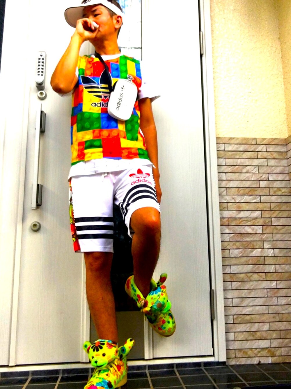 「日本未発売、adidas originals、adidas Originals by JEREMY SCOTT、リタオラコラボ、日本未発売⭐adidas originals ポシェット」｜「日本未発売⭐adidas originalrgのアイテム（ボディバッグ/ウエストポーチ、ホワイト系）」を使った、カフェ俺♂☕️G組🌈さん（メンズ・170cm）の冬コーディネートの1枚目の写真