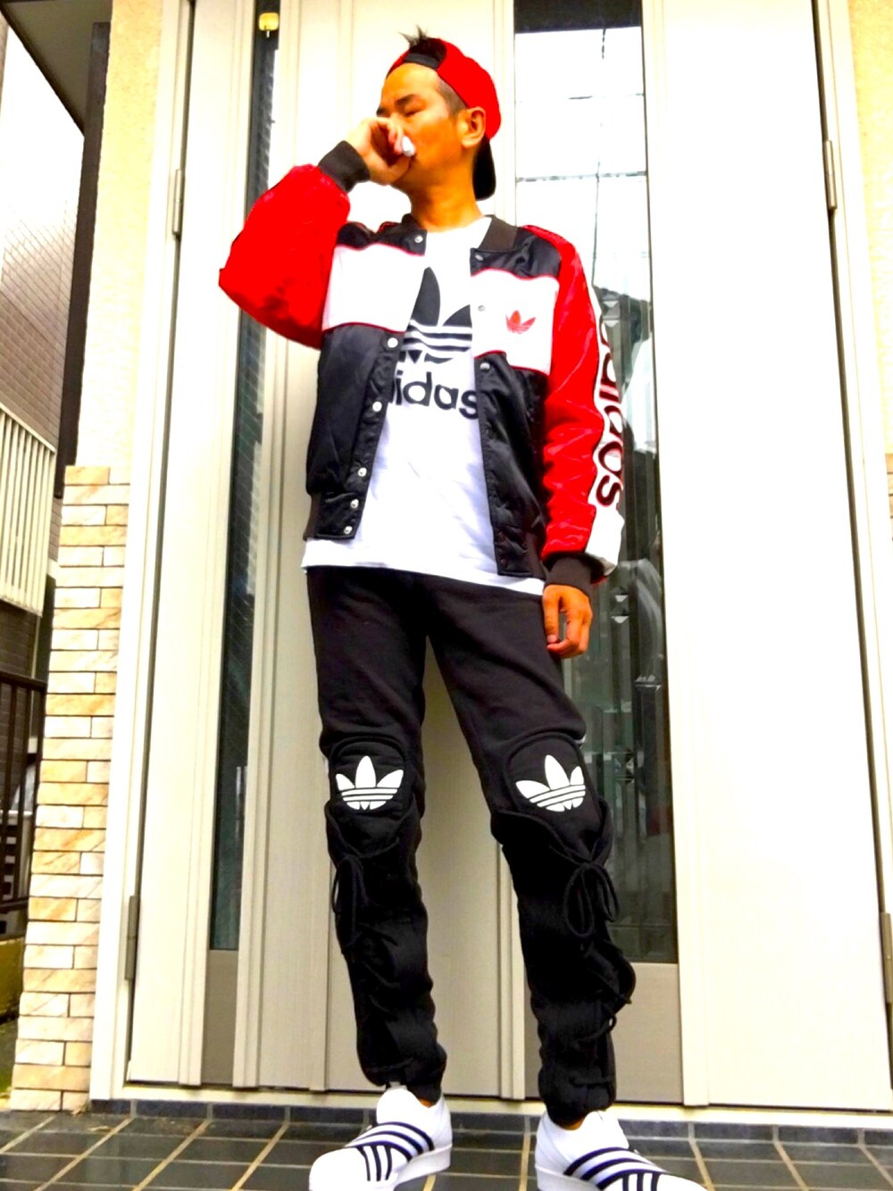 「adidas originals、全身adidas originalsコーデ、adidas originals好きなの人と繋がりたい💖」｜「adidas Originalsのアイテム（その他、ブラック系）」を使った、カフェ俺♂☕️G組🌈さん（メンズ・170cm）の冬コーディネートの1枚目の写真