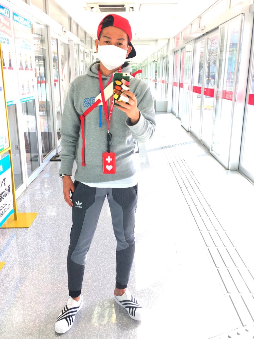 「adidas originals、入院中に外出許可、adidas originals好きなの人と繋がりたい💖」｜「adidas Originalsのアイテム（その他、グレー系）」を使った、カフェ俺♂☕️G組🌈さん（メンズ・170cm）の冬コーディネートの1枚目の写真