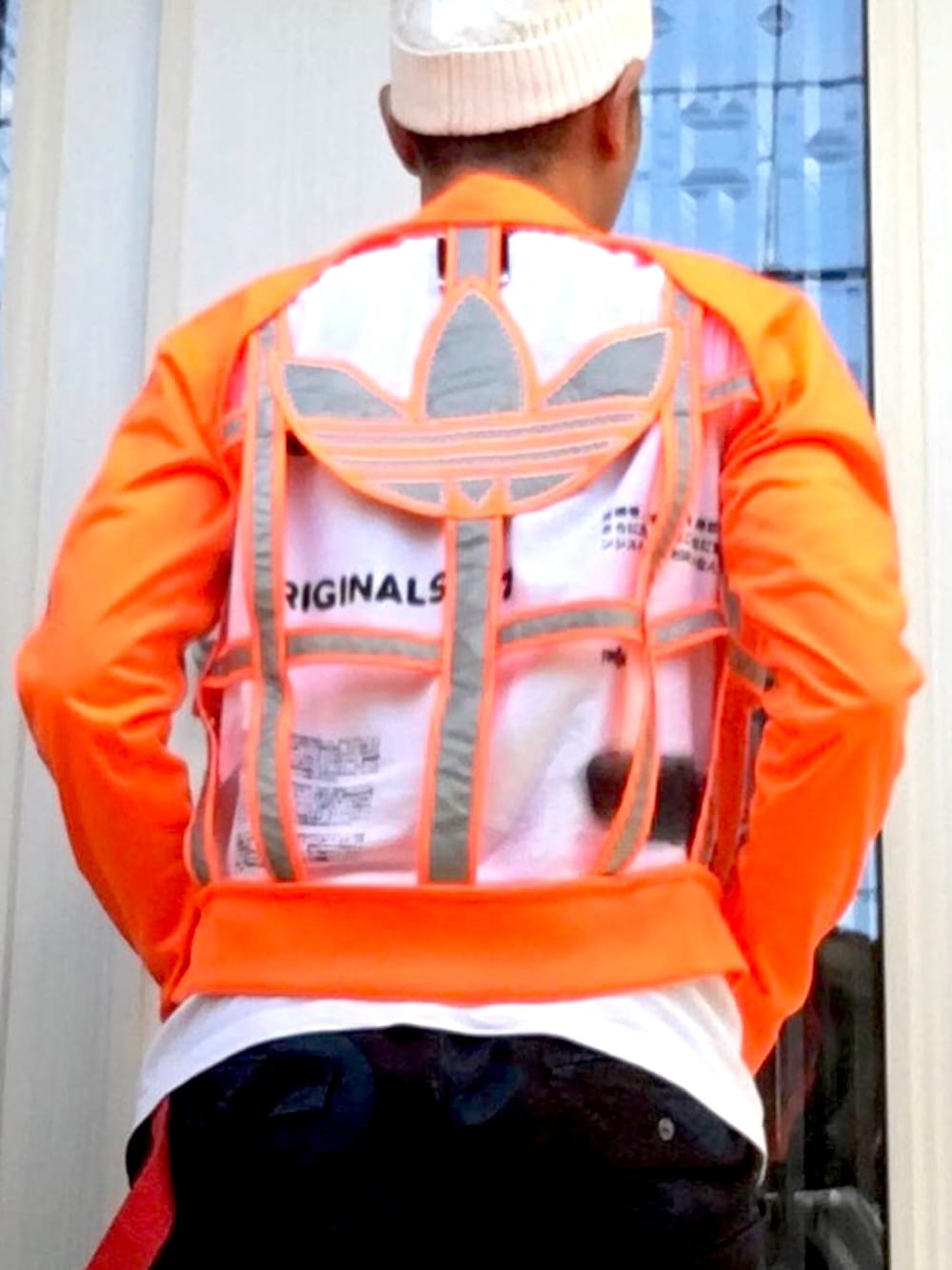 「JEREMY SCOTT、ジャージ、ボンテージジャージ、き方に悩む服、タンクトップに合わせる」｜「adidas Originals by JEREMY SCOTTのアイテム（ジャージ、オレンジ系）」を使った、カフェ俺♂☕️G組🌈さん（メンズ・170cm）の冬コーディネートの1枚目の写真