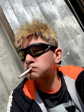 「金髪」｜「アイテム（その他）」を使った、カフェ俺♂☕️G組🌈さん（メンズ・170cm）の春コーディネート