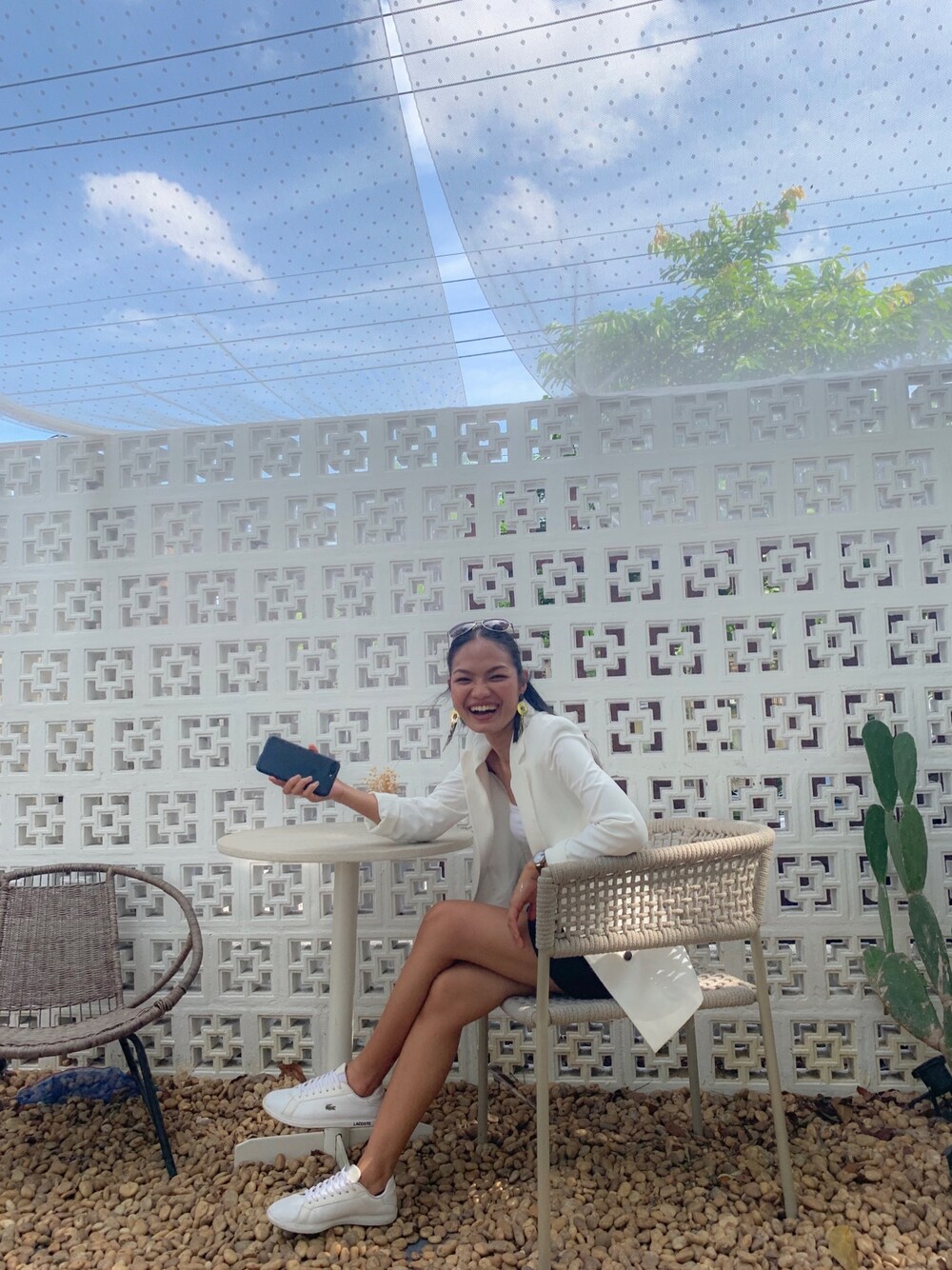 「girl、classy、white、LACOSTE、H&M、DOLCE&GABBANA、CHILLE、outfit」｜「Bershkaのアイテム（ノーカラージャケット、ホワイト系）」を使った、knistha.bnさん（レディース・163cm）の春コーディネートの1枚目の写真