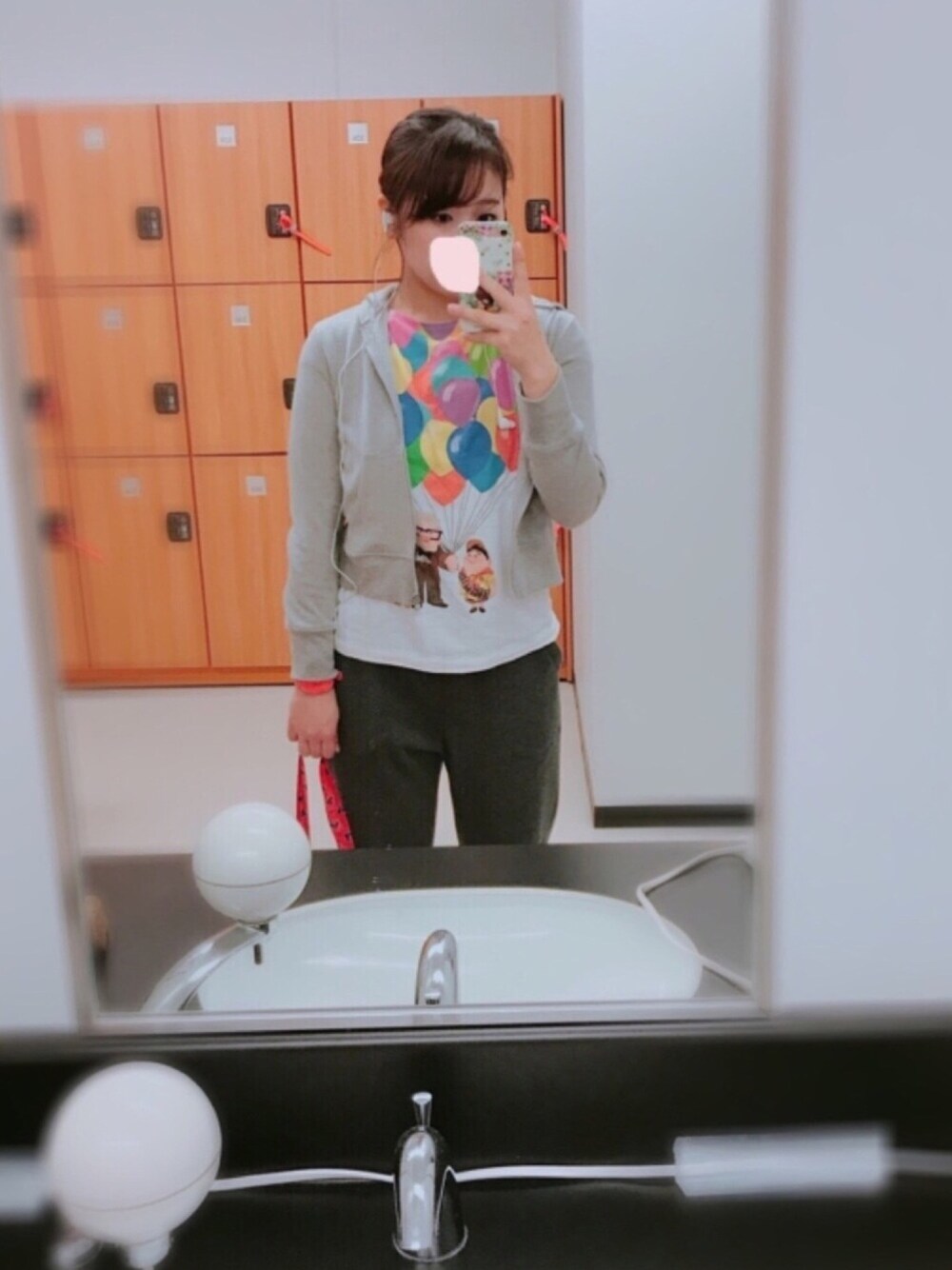 ホワイト系のTシャツ/カットソー、グレー系のその他パンツ、ベージュ系のスニーカーを着用したレディースの冬コーディネートの1枚目の写真