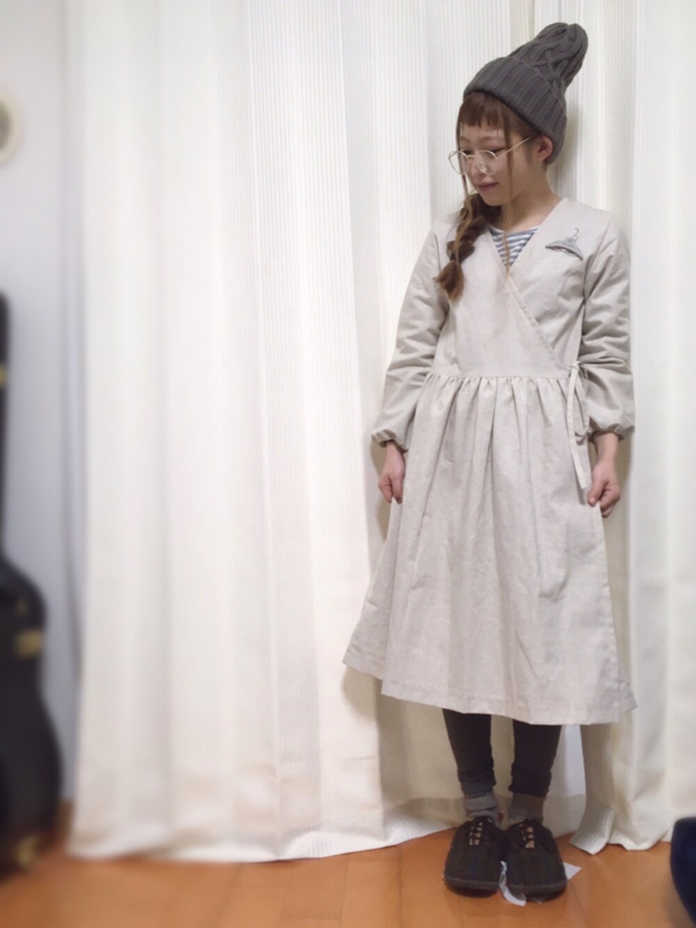 グレー系のTシャツ/カットソー、ホワイト系のワンピース、グレー系のレギンス/スパッツを着用したレディースの冬コーディネートの1枚目の写真