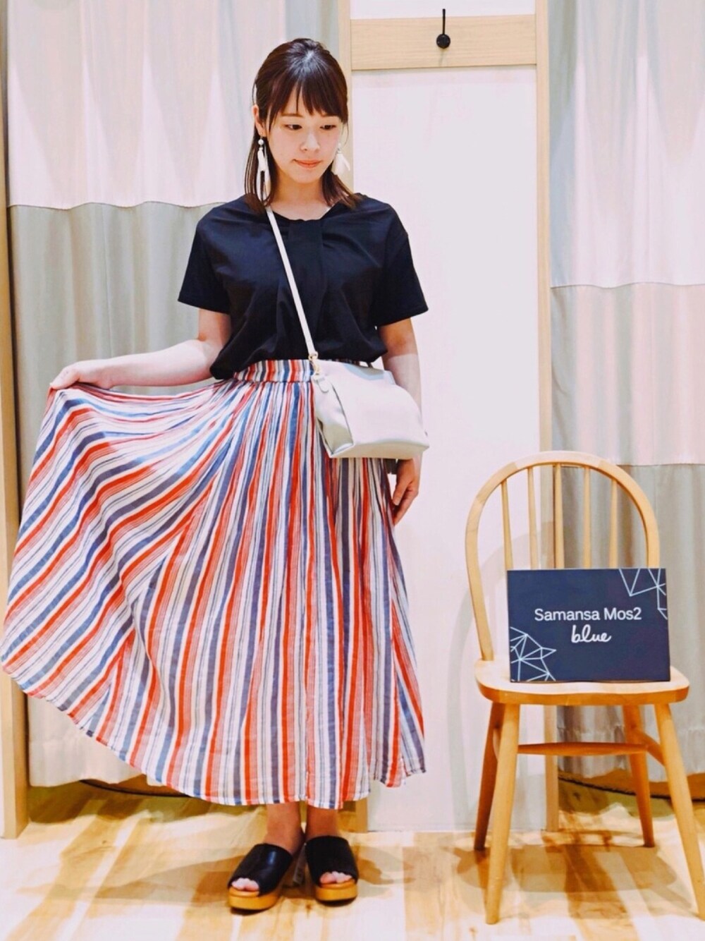 「大人カジュアル、シンプル、柄スカート、SM2、blue、夏コーデ」｜「Samansa Mos2 blueの前後着布帛ドッキングカットソー（Tシャツ/カットソー、ブラック系）」を使った、みむろ𖥫*.さん（レディース・155cm）の春コーディネートの1枚目の写真