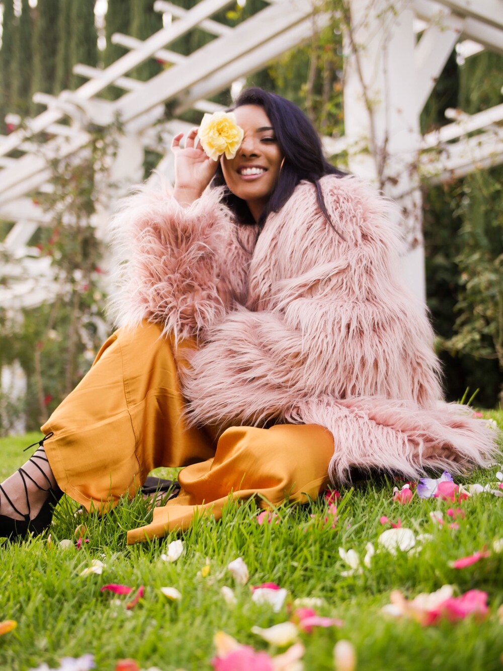 「urban outfitters、winter、LA、faux fur、satin」｜「URBAN OUTFITTERSのアイテム（その他アウター、ピンク系）」を使った、美香さん（レディース・157cm）の冬コーディネートの1枚目の写真
