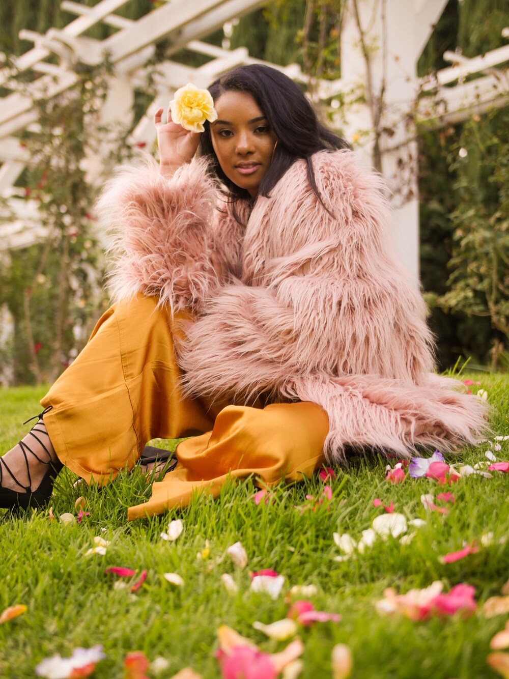 「faux fur、satin、winter、LA」｜「URBAN OUTFITTERSのアイテム（その他アウター、ピンク系）」を使った、美香さん（レディース・157cm）の冬コーディネートの1枚目の写真