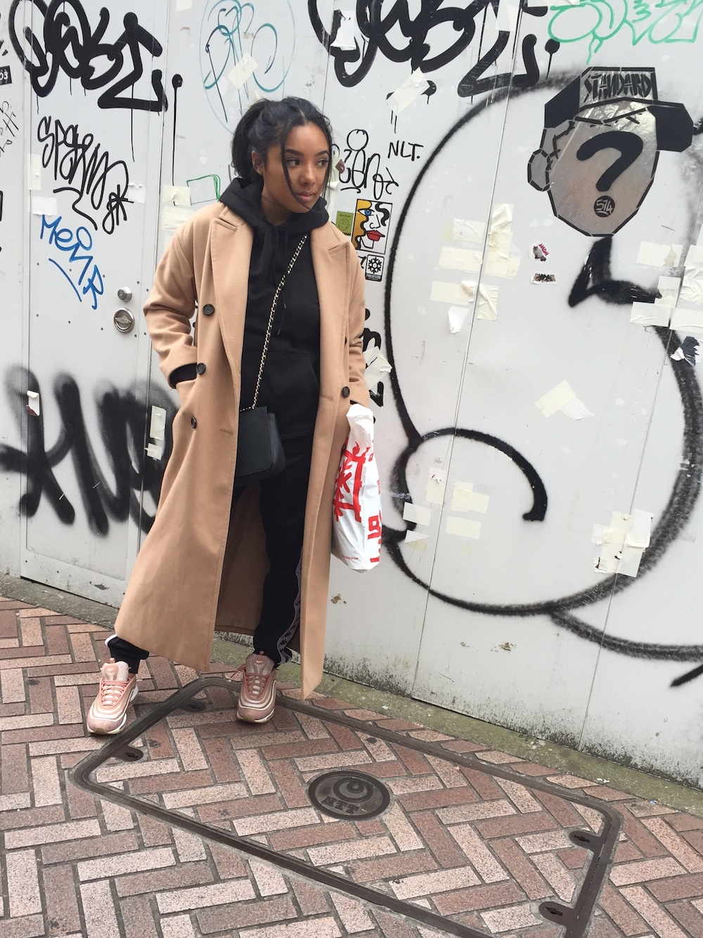「winter、casual、sweats、NIKE AIR MAX」｜「TOPSHOPのアイテム（チェスターコート、ベージュ系）」を使った、美香さん（レディース・157cm）の冬コーディネートの1枚目の写真