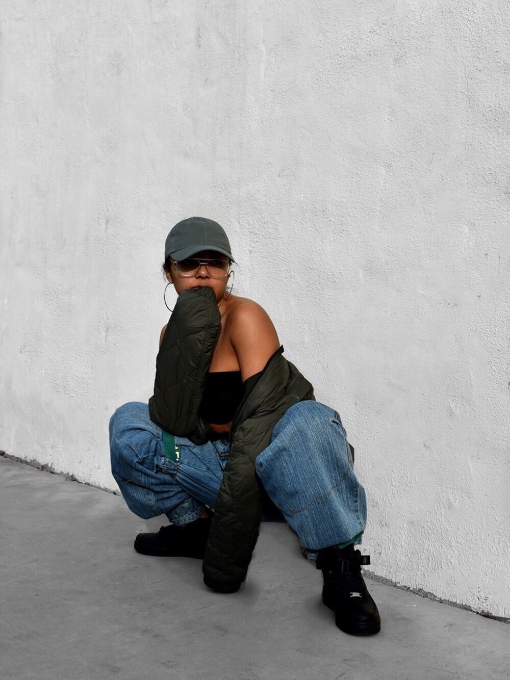 「GIRBAUD、olive、winter、Los Angeles、NIKE AIR FORCE、AF1、BASEBALL CAP」｜「ZARA MANのアイテム（ジャケット/アウター、グリーン系）」を使った、美香さん（レディース・157cm）の冬コーディネートの1枚目の写真