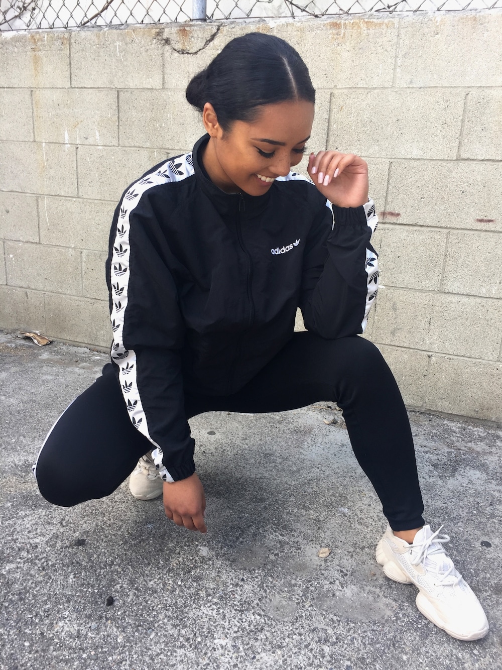 「yeezy500」｜「adidasのアイテム（その他アウター、ブラック系）」を使った、美香さん（レディース・157cm）の春コーディネートの1枚目の写真