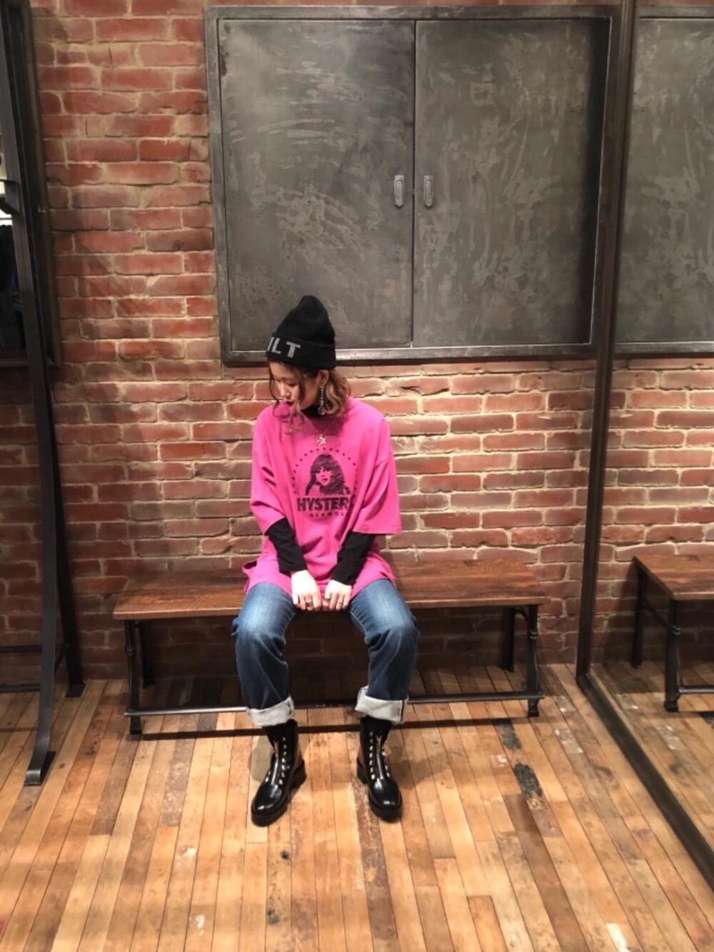 「デニム、カジュアル、シンプル、Tシャツ、ストリート、タートルネック、Hysteric Glamour、レザーブーツ」｜「HYSTERIC GLAMOURのPYRAMID STUD COMBAT ブーツ（ブーツ、ブラック系）」を使った、SAKIさん（レディース・162cm）の冬コーディネートの1枚目の写真