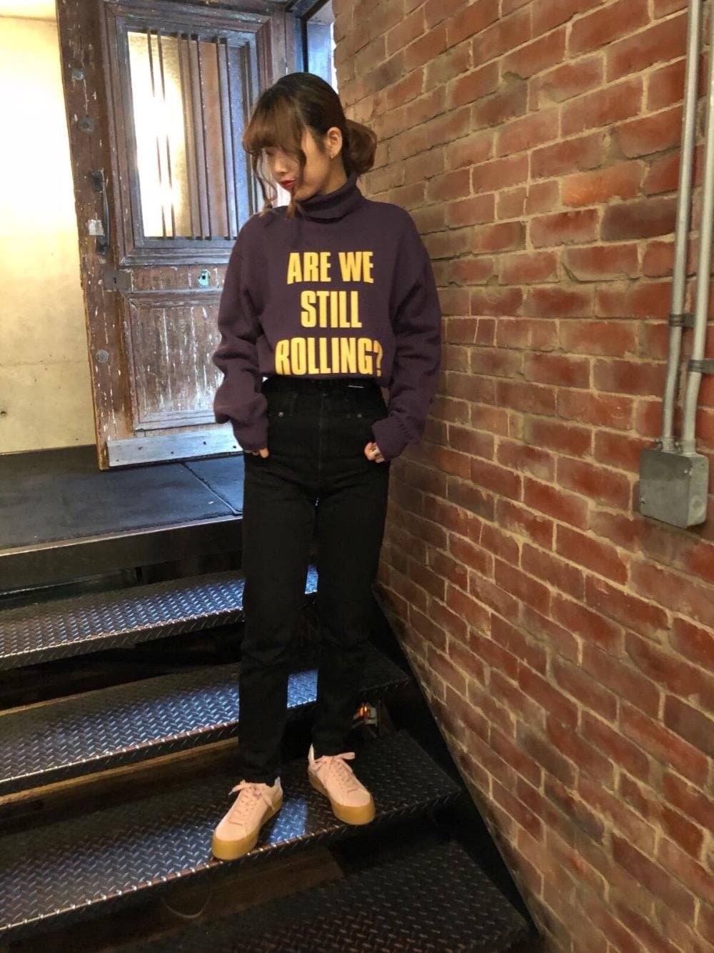 「ニット、カジュアル、ストリート、タートルネック、ウエストマーク、Hysteric Glamour、厚底」｜「HYSTERIC GLAMOURのPLATFORM スニーカー（スニーカー、ピンク系）」を使った、SAKIさん（レディース・162cm）の冬コーディネートの1枚目の写真