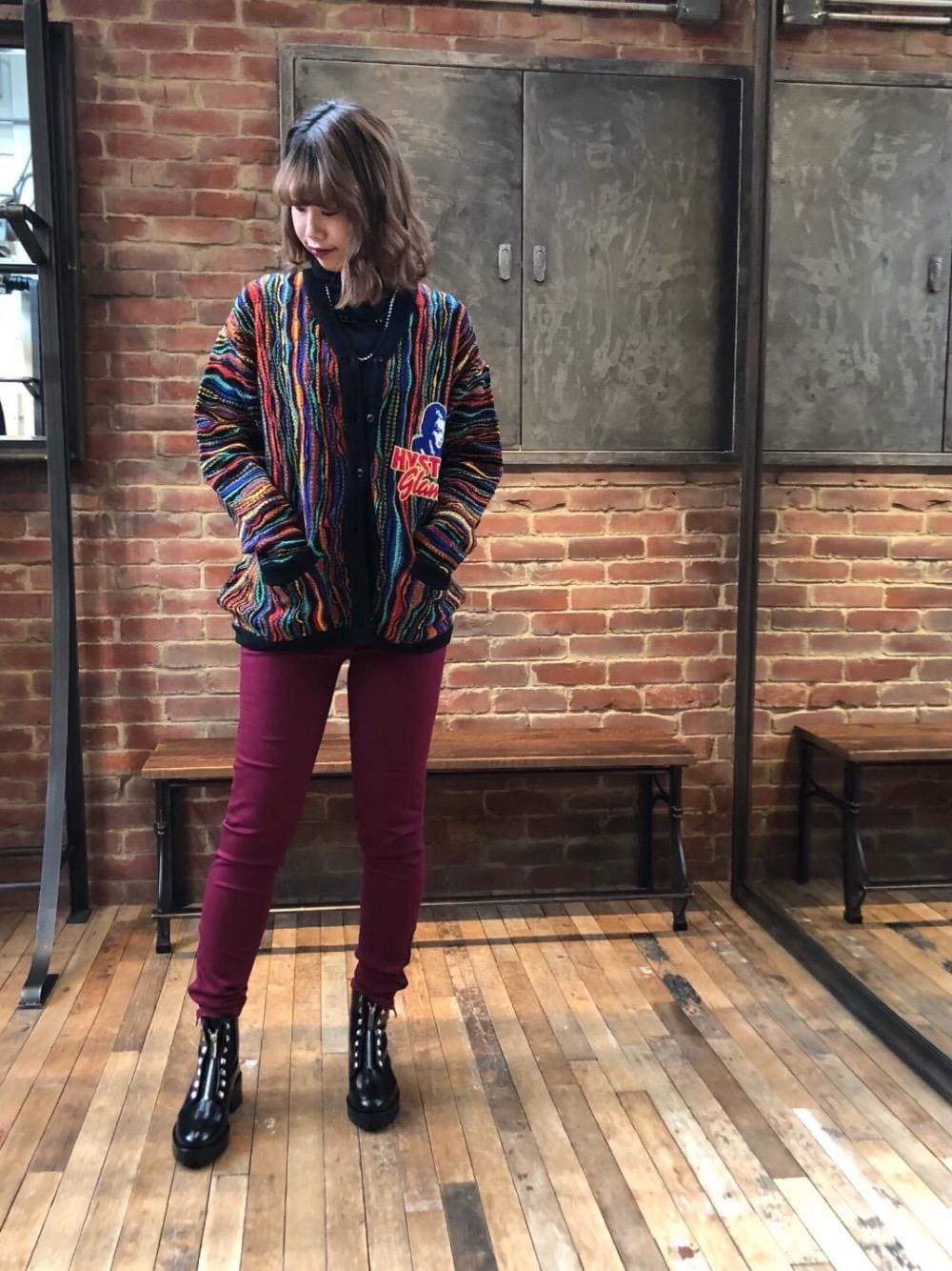 「ニット、カジュアル、ロック、ニットカーディガン、ストリート、Hysteric Glamour、パンツスタイル」｜「HYSTERIC GLAMOURのPYRAMID STUD COMBAT ブーツ（ブーツ、ブラック系）」を使った、SAKIさん（レディース・162cm）の冬コーディネートの1枚目の写真