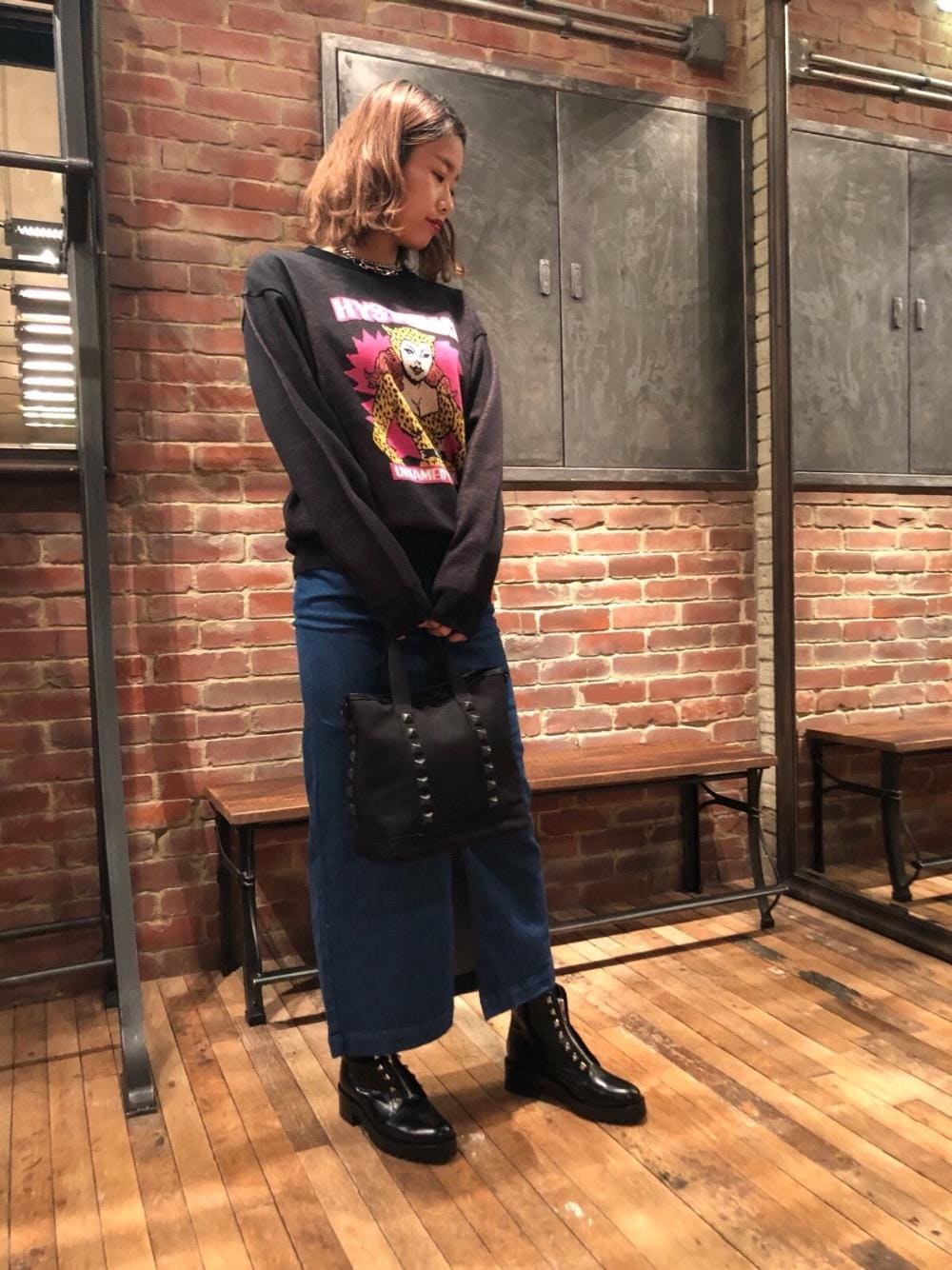 「デニム、カジュアル、ロック、ストリート、Hysteric Glamour」｜「HYSTERIC GLAMOURのSTUDS CANVAS CROSS BODYバッグ（ショルダーバッグ、ブラック系）」を使った、SAKIさん（レディース・162cm）の冬コーディネートの1枚目の写真