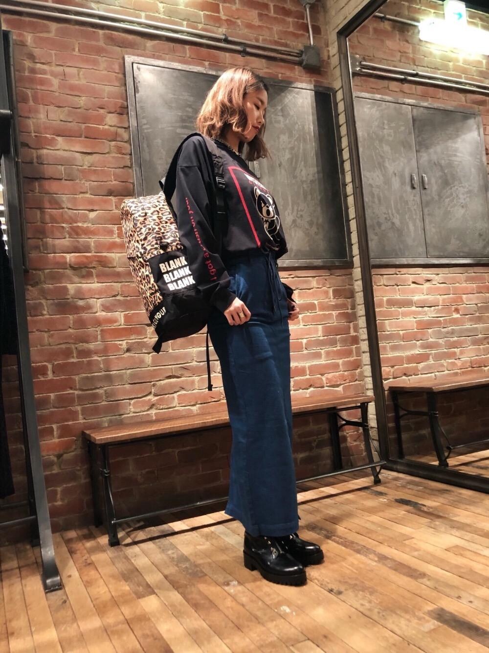 「デニム、カジュアル、レオパード、ストリート、ロンT、Hysteric Glamour」｜「HYSTERIC GLAMOURのPYRAMID STUD COMBAT ブーツ（ブーツ、ブラック系）」を使った、SAKIさん（レディース・162cm）の冬コーディネートの1枚目の写真