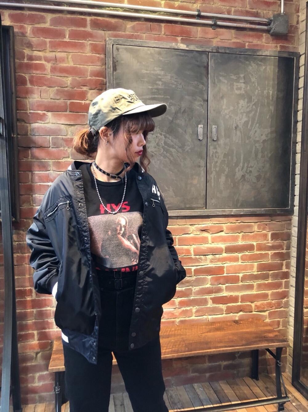 「カジュアル、ロック、キャップ、ストリート、ウエストマーク、Hysteric Glamour、春コーデ」｜「HYSTERIC GLAMOURのデニム ZIPベルトテーパードパンツ（その他パンツ、ブラック系）」を使った、SAKIさん（レディース・162cm）の冬コーディネートの1枚目の写真