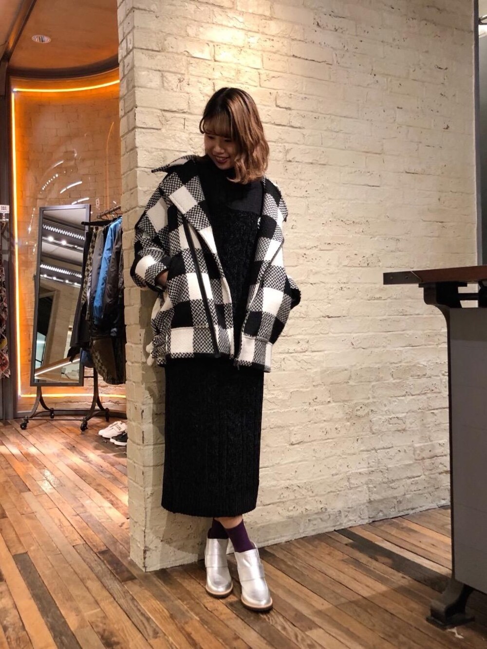「ニット、カジュアル、チェック柄、ニットワンピース、大人カジュアル、Hysteric Glamour」｜「HYSTERIC GLAMOURのオーバーコート（ライダースジャケット、ブルー系）」を使った、SAKIさん（レディース・162cm）の冬コーディネートの1枚目の写真