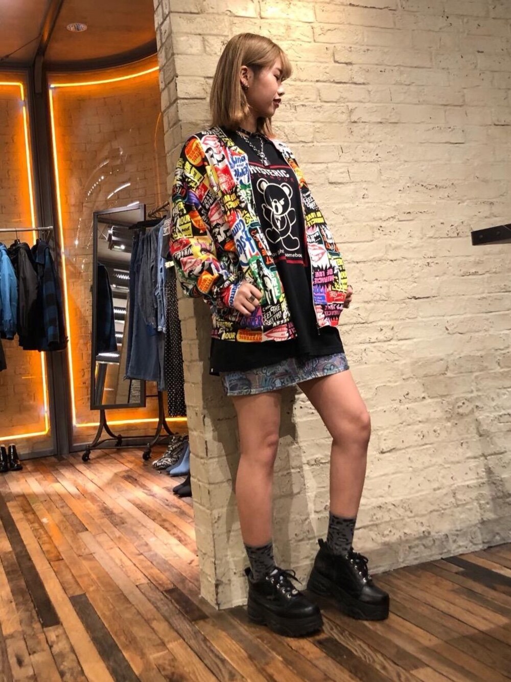 「デニム、カジュアル、ロック、Tシャツ、ストリート、大人カジュアル、Hysteric Glamour」｜「HYSTERIC GLAMOURのSKULLUX/COLLAGE プリント SデニムAラインミニスカート（デニムスカート、ブルー系）」を使った、SAKIさん（レディース・162cm）の冬コーディネートの1枚目の写真