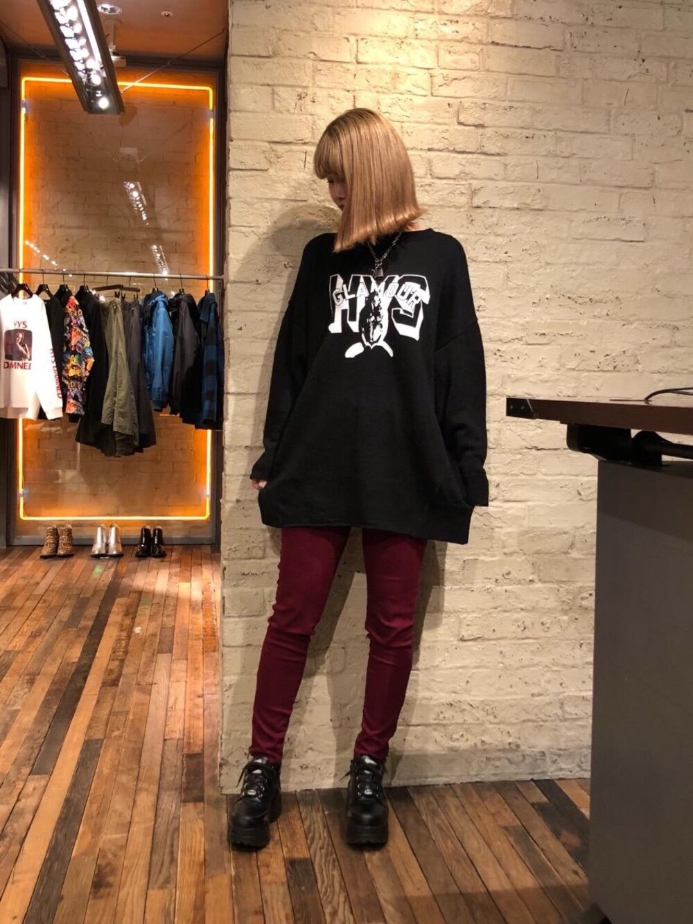 「ニット、カジュアル、ロック、ストリート、Hysteric Glamour、ラフ、春ニット、春コーデ」｜「HYSTERIC GLAMOURのSツイル ZIP付スキニーパンツ（その他パンツ、ピンク系）」を使った、SAKIさん（レディース・162cm）の春コーディネートの1枚目の写真