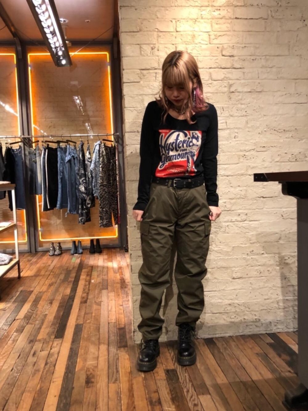 「ミリタリー、カジュアル、ストリート、ロンT、Hysteric Glamour、春コーデ」｜「HYSTERIC GLAMOURのCINEROTIC Tシャツ（Tシャツ/カットソー、ブラック系）」を使った、SAKIさん（レディース・162cm）の春コーディネートの1枚目の写真