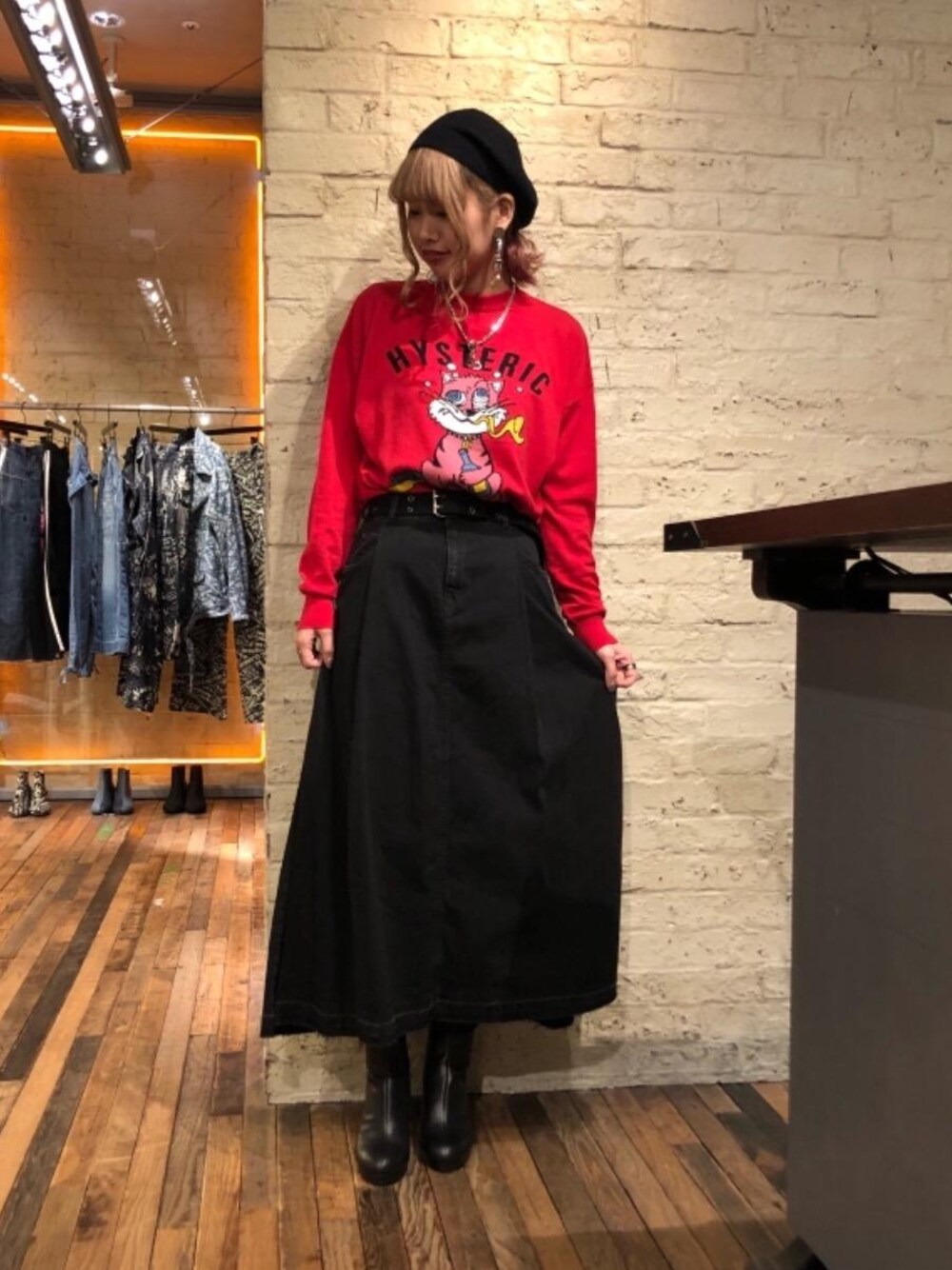 「ニット、デニム、カジュアル、大人カジュアル、ウエストマーク、Hysteric Glamour、春コーデ、90'sスタイル」｜「HYSTERIC GLAMOURのCAT DOPE編込 プルオーバー（ニット/セーター、レッド系）」を使った、SAKIさん（レディース・162cm）の春コーディネートの1枚目の写真