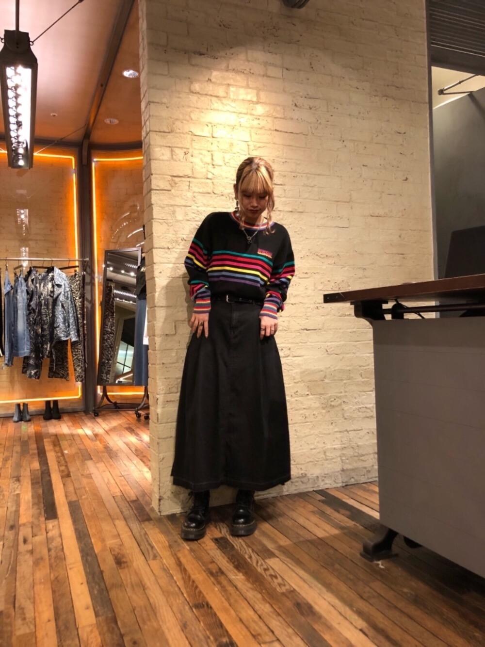 「ニット、デニム、カジュアル、大人カジュアル、ウエストマーク、Hysteric Glamour、ラフ」｜「HYSTERIC GLAMOURのHYS RAINBOW刺繍 プルオーバー（ニット/セーター、ブラック系）」を使った、SAKIさん（レディース・162cm）の春コーディネートの1枚目の写真