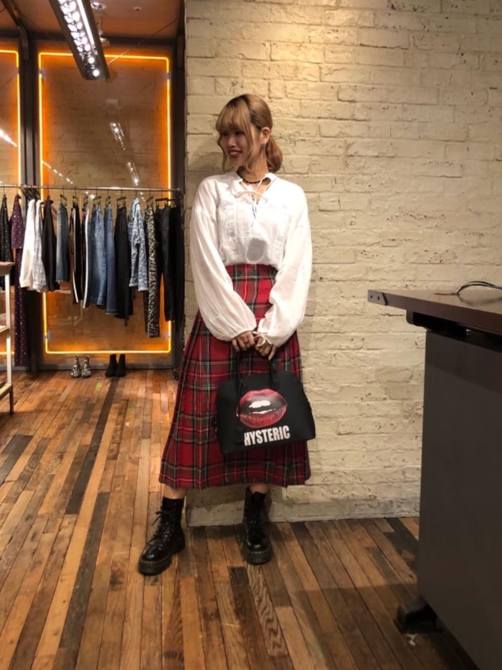 「チェック、カジュアル、ロック、ストリート、Hysteric Glamour、チェックスカート、赤チェック、春コーデ、ヒステリックグラマー」｜「HYSTERIC GLAMOURのCIRCLE WOMAN チャームチョーカー（ネックレス、ブラック系）」を使った、SAKIさん（レディース・162cm）の春コーディネートの1枚目の写真