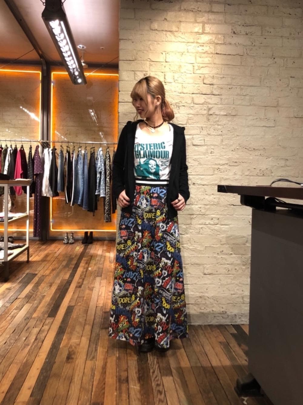 「カジュアル、ストリート、Hysteric Glamour、ラフ、グラフィック、春コーデ、ヒステリックグラマー」｜「HYSTERIC GLAMOURのCIRCLE WOMAN チャームチョーカー（ネックレス、ブラック系）」を使った、SAKIさん（レディース・162cm）の春コーディネートの1枚目の写真