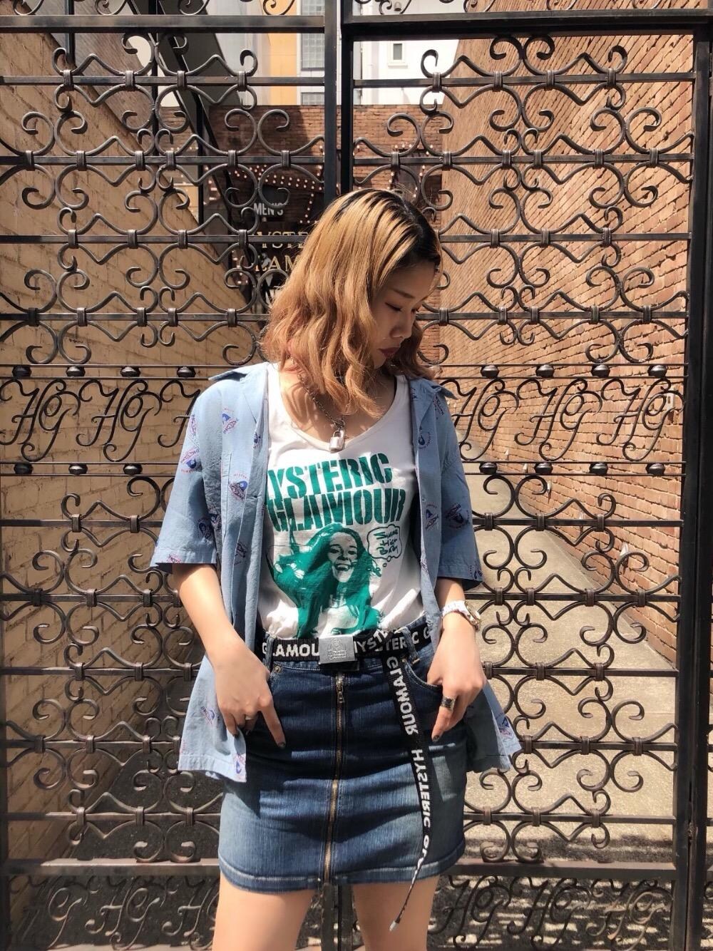 「デニム、カジュアル、Tシャツ、ストリート、Hysteric Glamour、ヒステリックグラマー、90'sスタイル」｜「HYSTERIC GLAMOURのLOGO テープベルト（ベルト、ブラック系）」を使った、SAKIさん（レディース・162cm）の春コーディネートの1枚目の写真