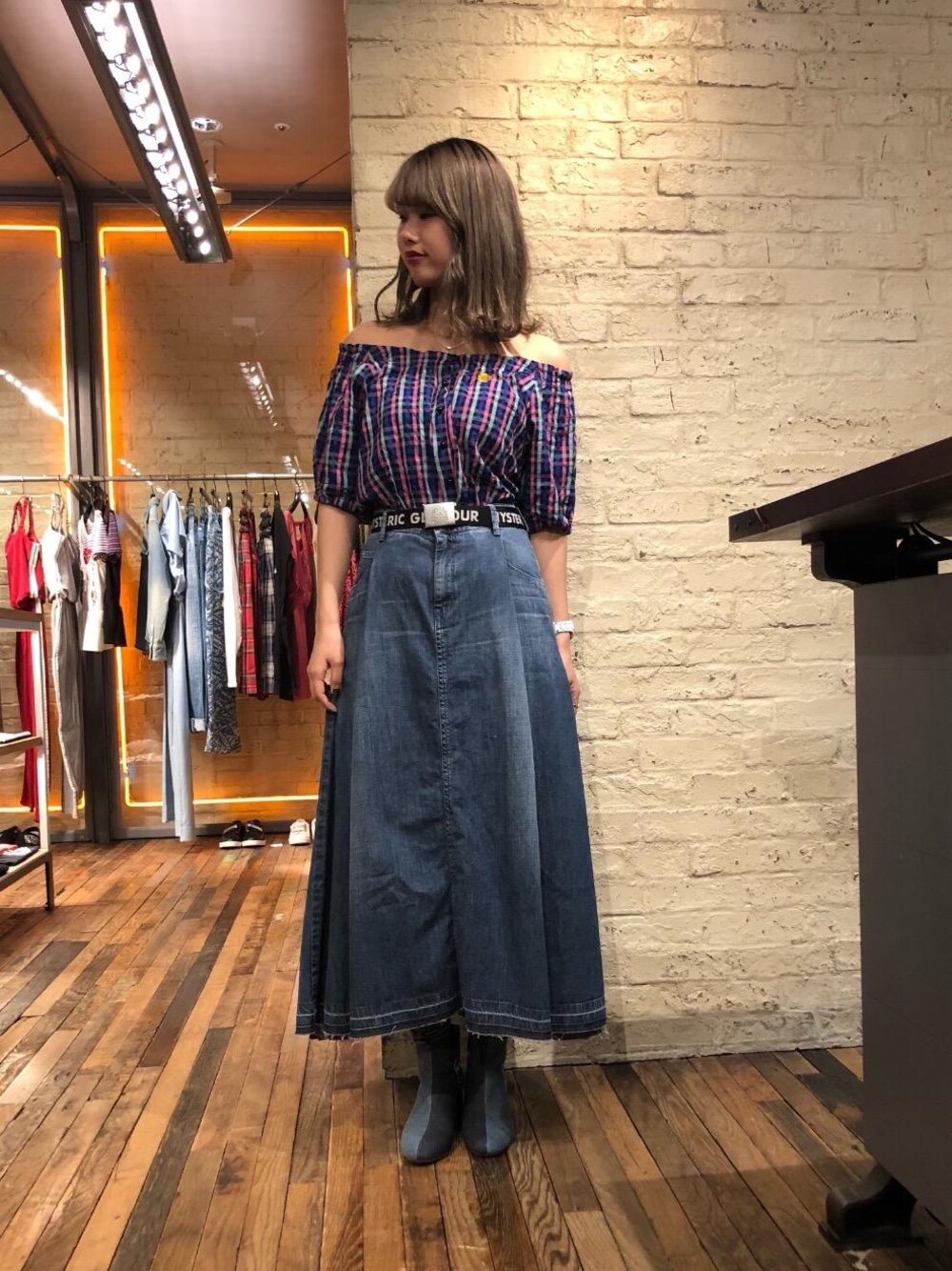 「デニム、カジュアル、刺繍、Hysteric Glamour、オフショル、夏コーデ、ヒステリックグラマー」｜「HYSTERIC GLAMOURのLOGO テープベルト（ベルト、ブラック系）」を使った、SAKIさん（レディース・162cm）の春コーディネートの1枚目の写真
