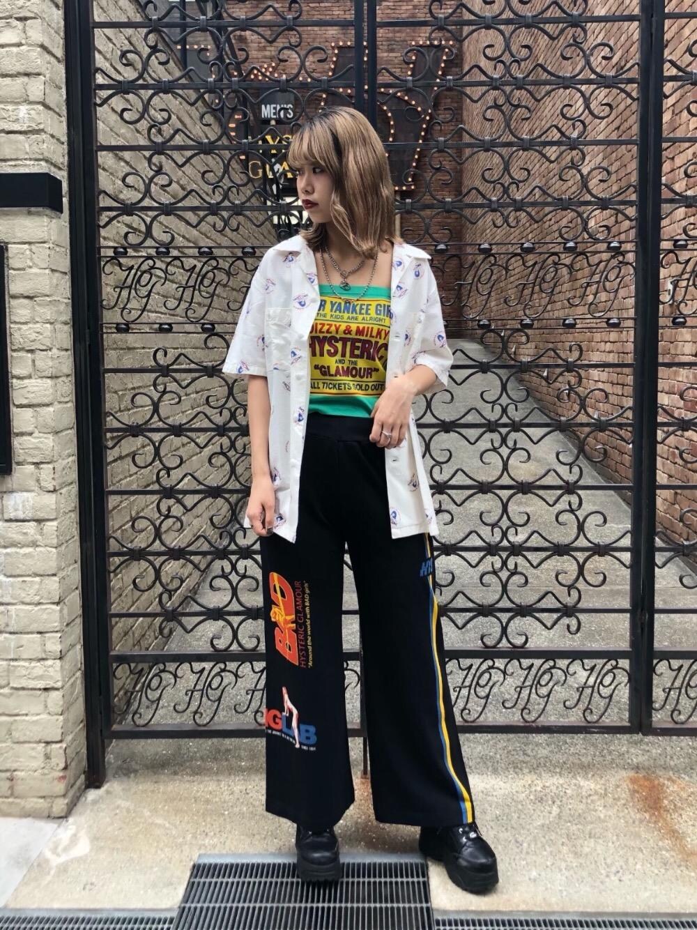「カジュアル、ストリート、Hysteric Glamour、ラフ、ヒステリックグラマー」｜「HYSTERIC GLAMOURのBIGYANK×HYSTERIC HG×BY LOGO総柄 半袖オープンカラーSH（シャツ/ブラウス、ホワイト系）」を使った、SAKIさん（レディース・162cm）の夏コーディネートの1枚目の写真