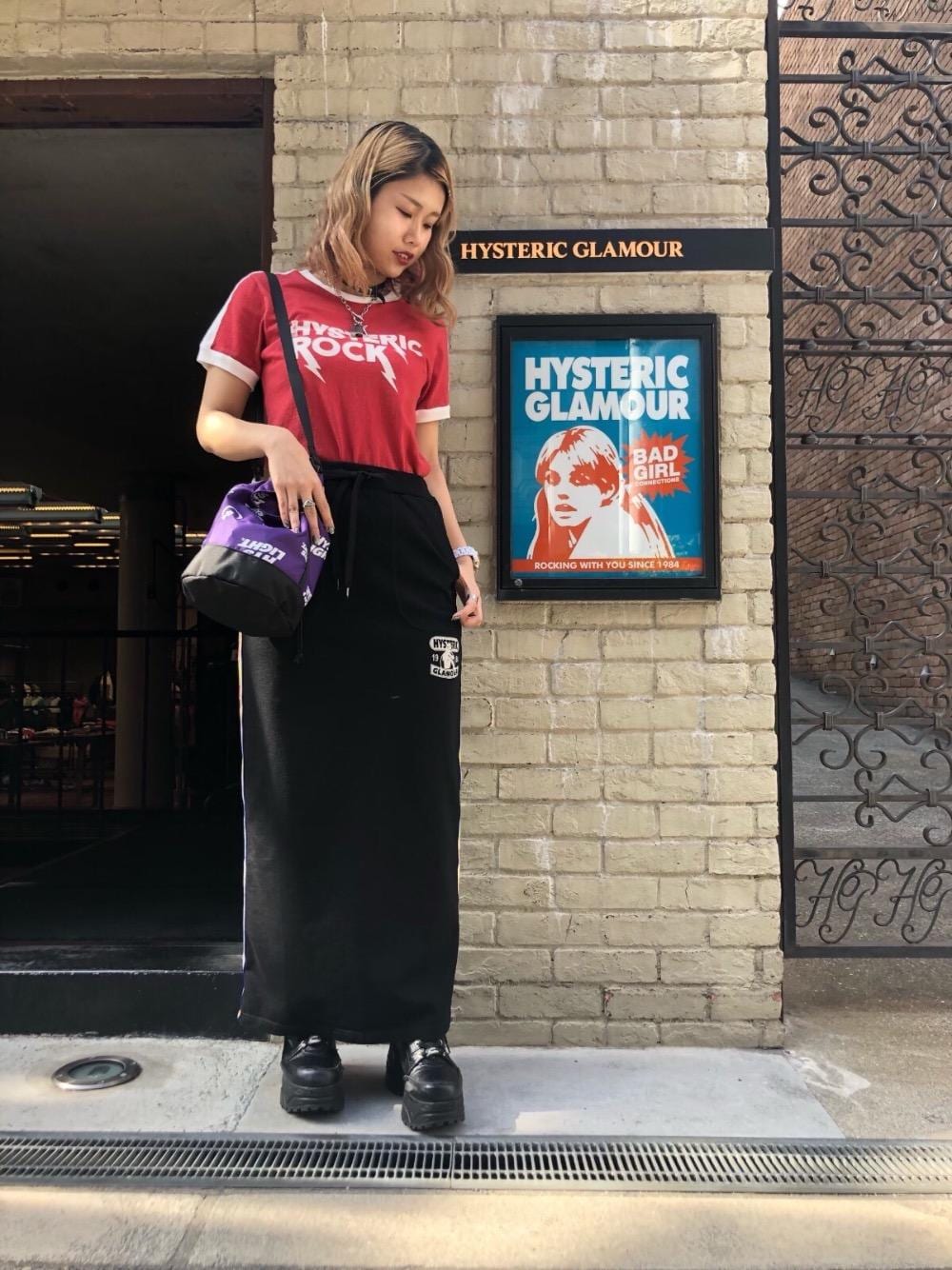 「タイトスカート、カジュアル、Tシャツ、ストリート、Hysteric Glamour、ラフ、ヒステリックグラマー」｜「HYSTERIC GLAMOURのNYLON 巾着バッグ（ショルダーバッグ、パープル系）」を使った、SAKIさん（レディース・162cm）の夏コーディネートの1枚目の写真