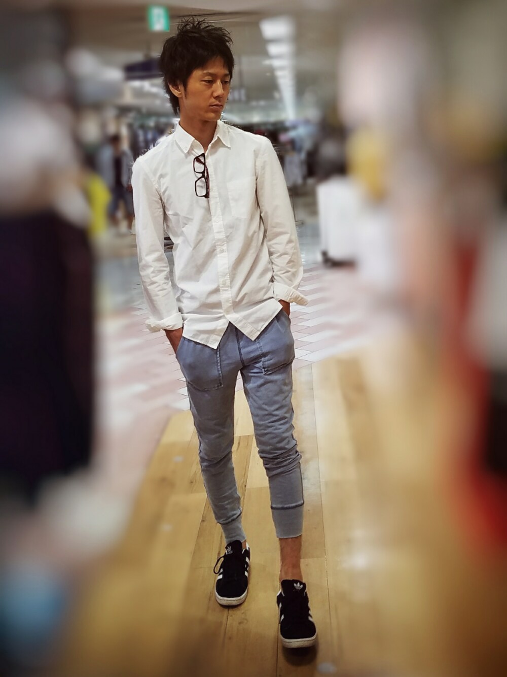 「大人シンプル、ジョガーパンツ、デニムスウェット、スウェットパンツ、白シャツ、ダテメガネ、黒スニーカー、adidas originals、プチプラコーデ、Chrome Hearts」｜「CHROME HEARTSのピアス&リング
（ピアス（片耳用）、シルバー系）」を使った、インスタ→bz178koshu47さん（メンズ・170cm）の夏コーディネートの1枚目の写真