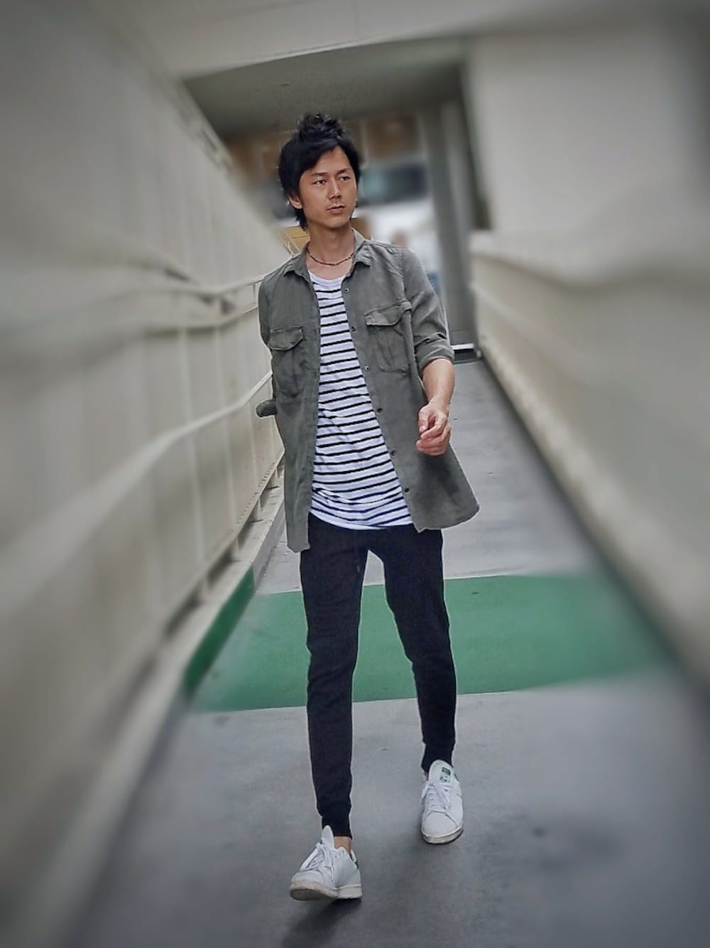 「カーキシャツ、ロング丈Tシャツ、ロング丈、ジョガーパンツ、スウェットパンツ、白スニーカー、スタンスミス、腕まくり、H&M、シンプルコーデ」｜「my handmadeのビーズネックレス（ネックレス、レッド系）」を使った、インスタ→bz178koshu47さん（メンズ・170cm）の夏コーディネートの1枚目の写真